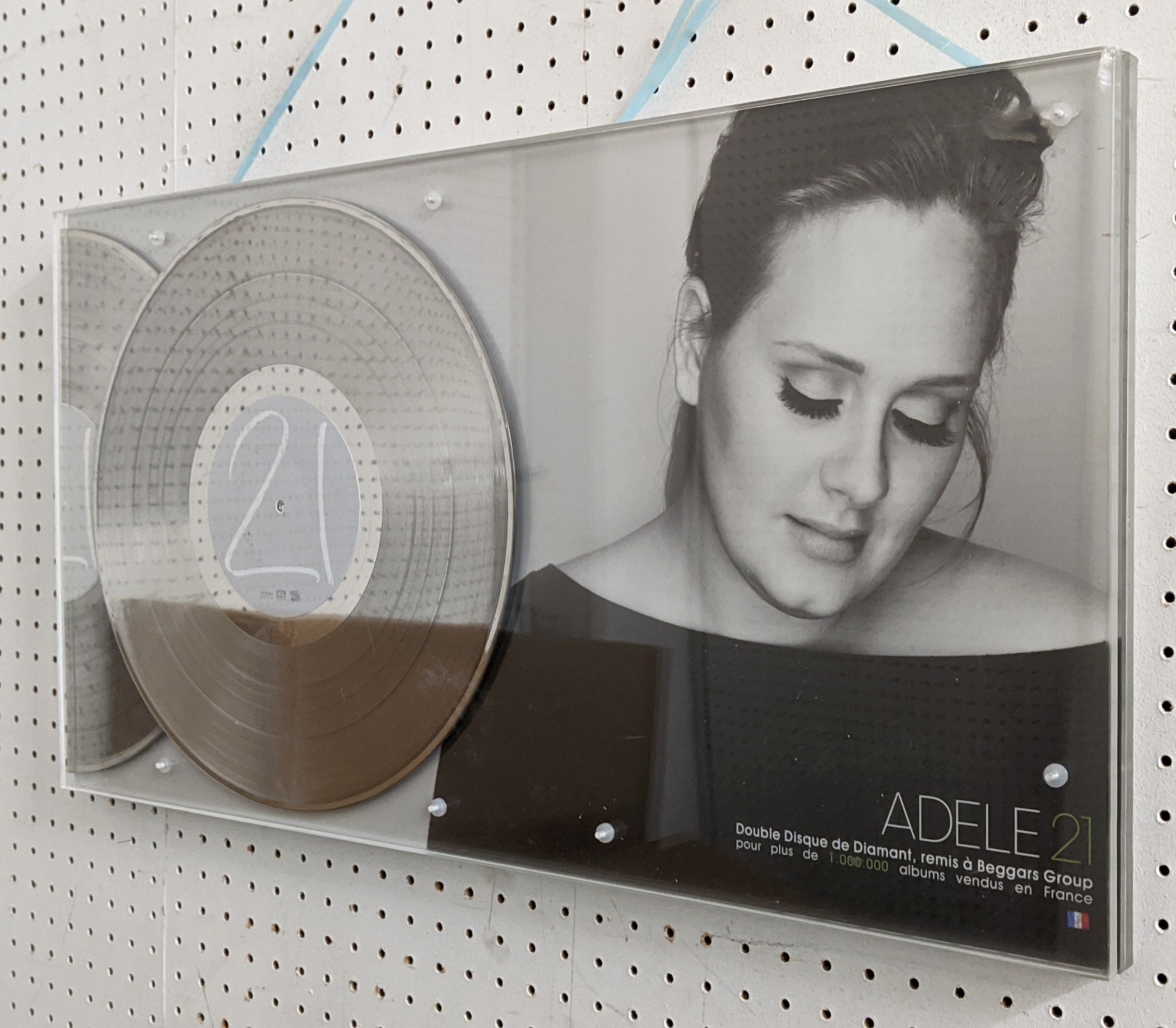 ADELE RARE FRENCH OFFICIAL AWARD FOR 1 MILLION SALES OF '21', 32cm x 60cm. - Image 2 of 7