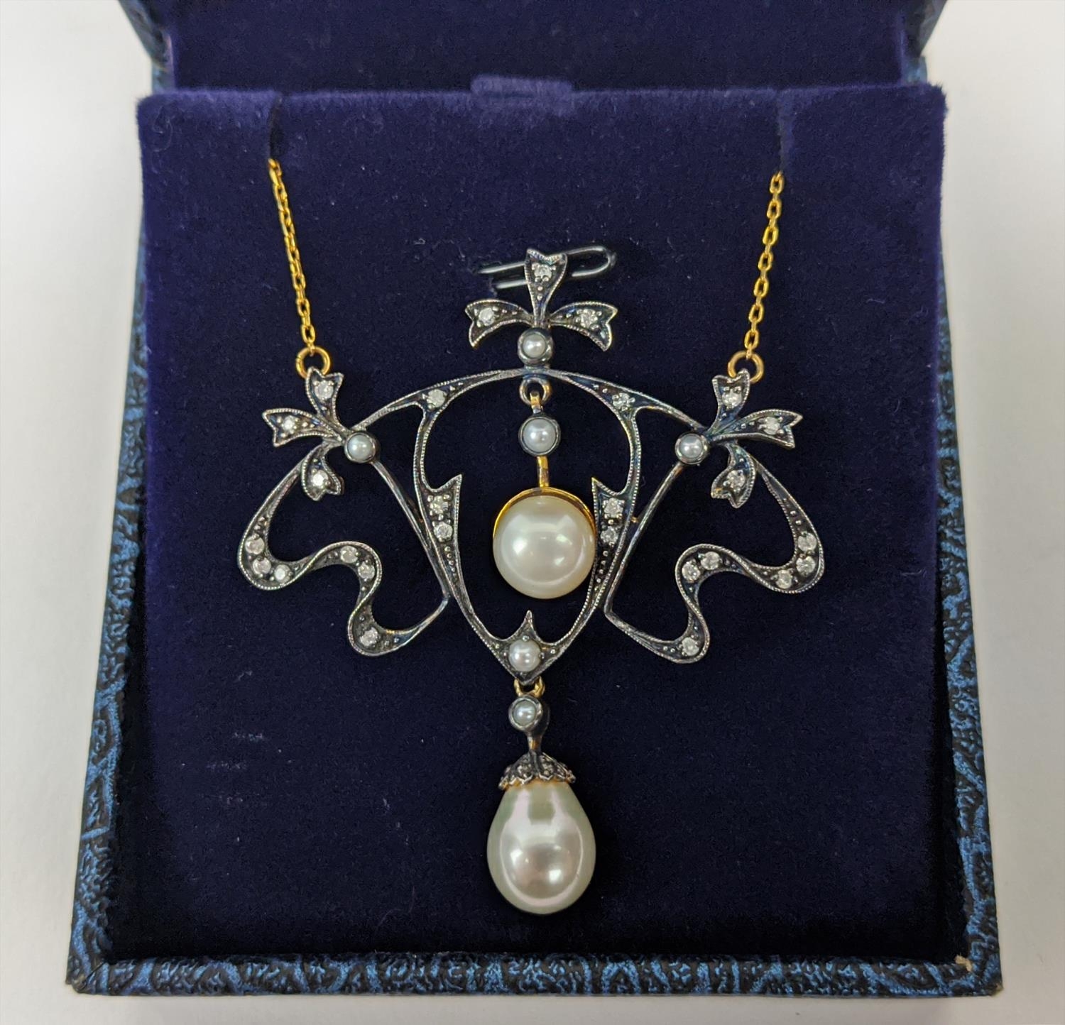 AN ART NOUVEAU STYLE 9CT WHITE AND YELLOW GOLD PENDANT NECKLACE, set with diamonds and pearls,