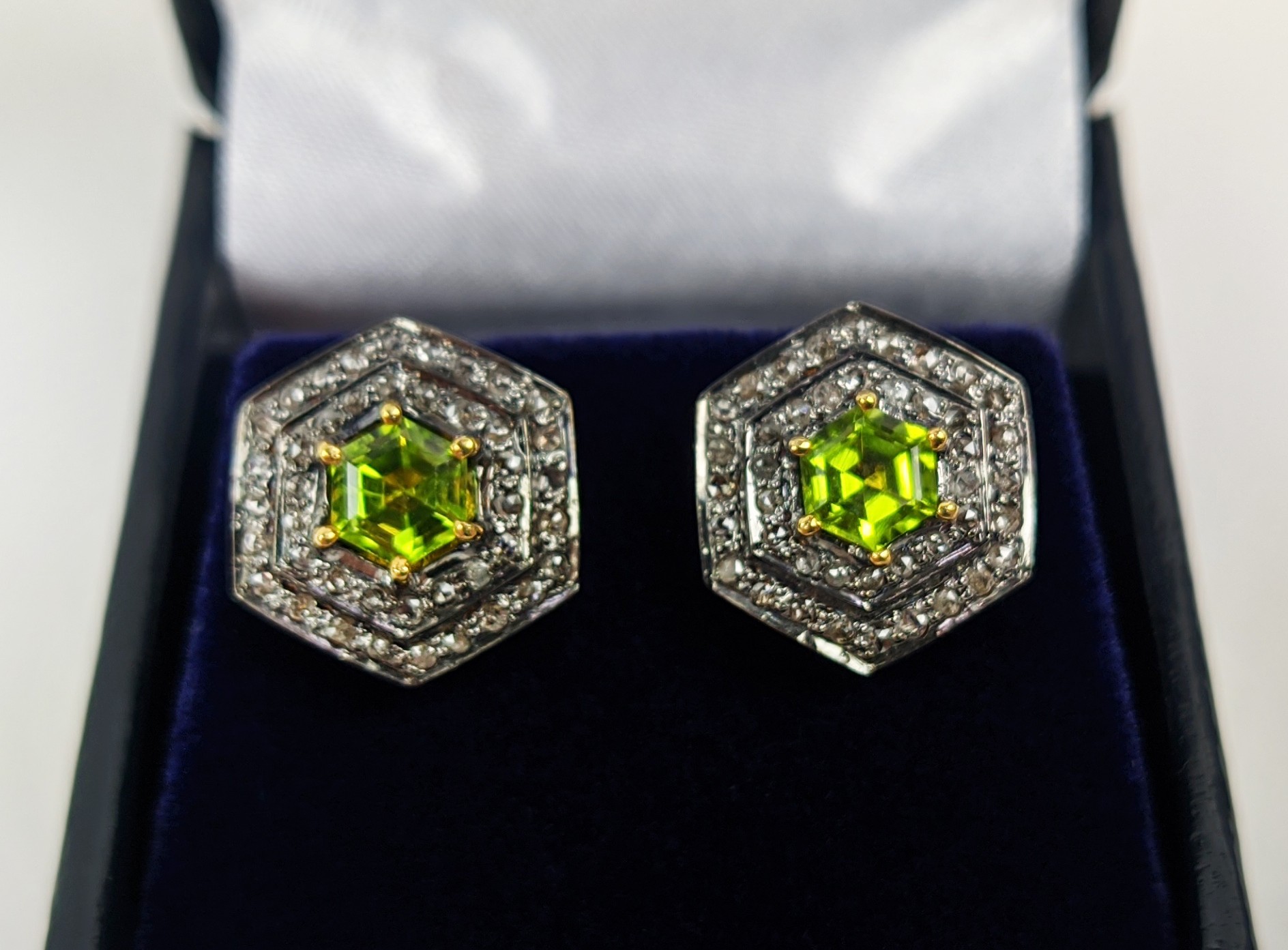 A PAIR OF STUD EARRINGS, silver gilt, hexagonal form, each set with a single peridot, surrounded - Image 5 of 10