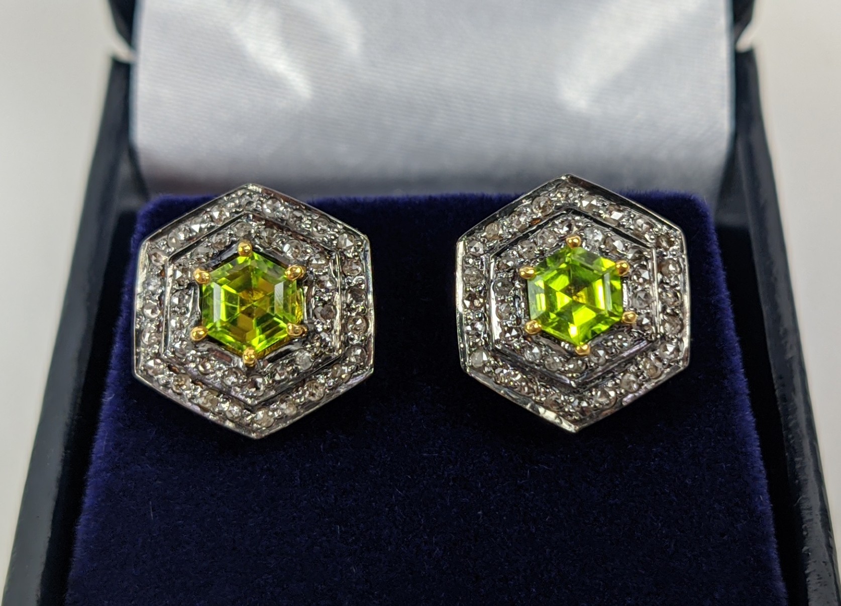 A PAIR OF STUD EARRINGS, silver gilt, hexagonal form, each set with a single peridot, surrounded - Image 2 of 10