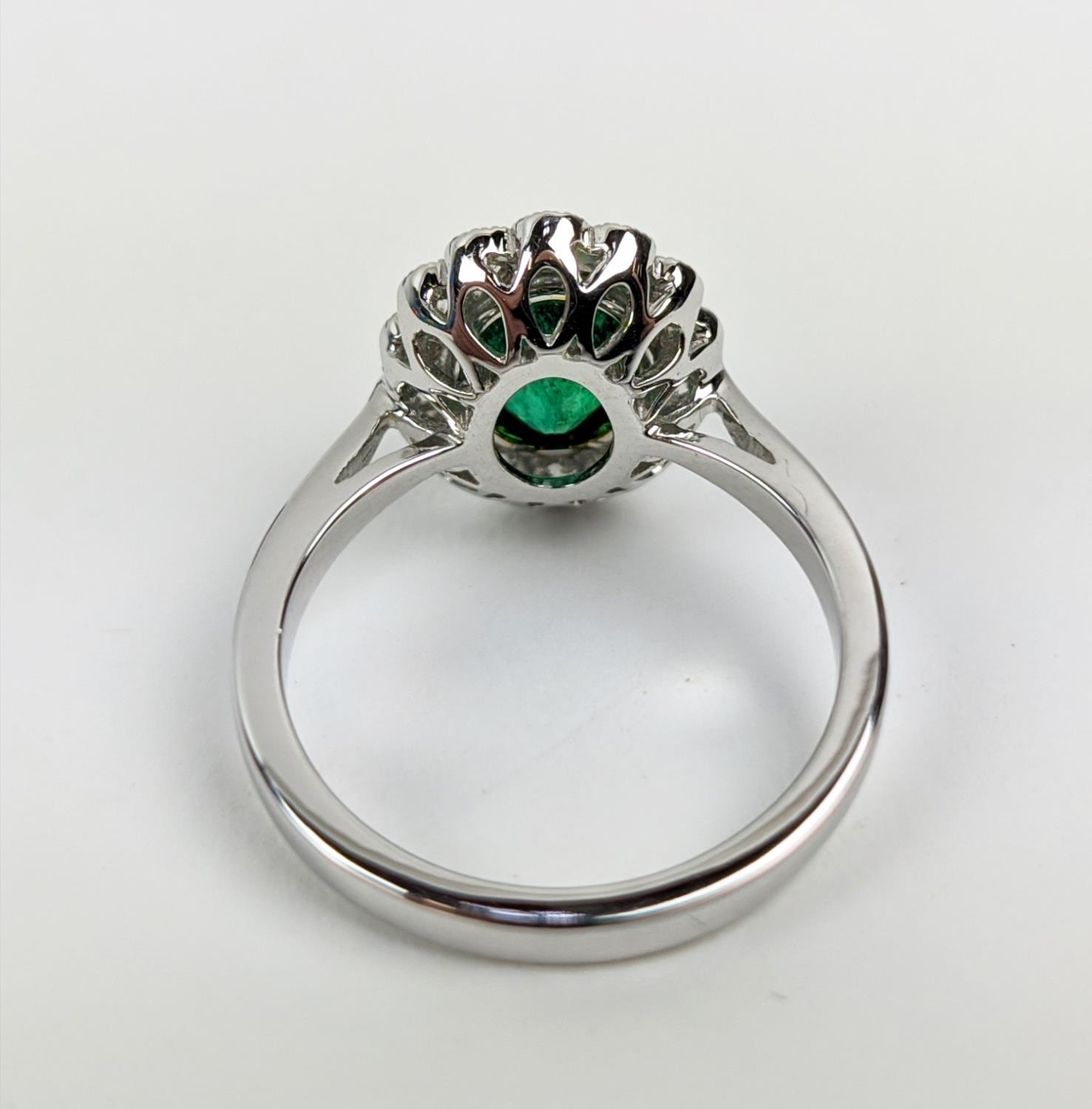 AN 18CT WHITE GOLD EMERALD AND DIAMOND DRESS RING, the central emerald of approximately 1.60 carats, - Bild 8 aus 9