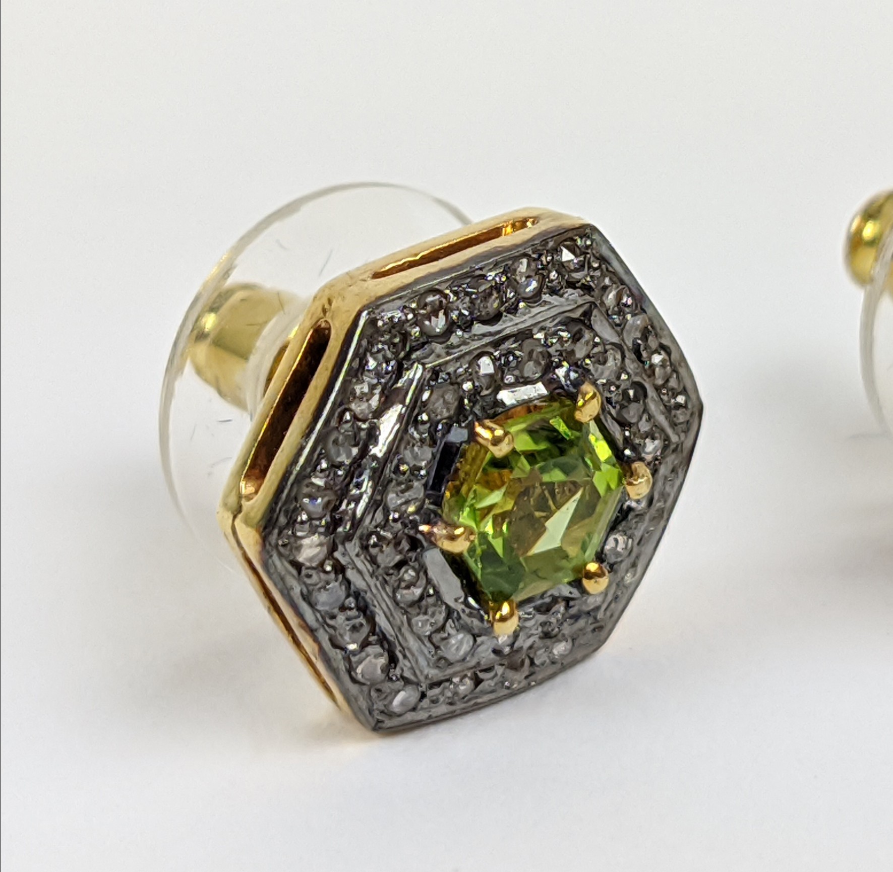 A PAIR OF STUD EARRINGS, silver gilt, hexagonal form, each set with a single peridot, surrounded - Image 8 of 10