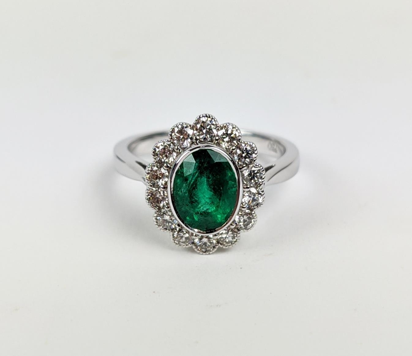 AN 18CT WHITE GOLD EMERALD AND DIAMOND DRESS RING, the central emerald of approximately 1.60 carats, - Bild 4 aus 9