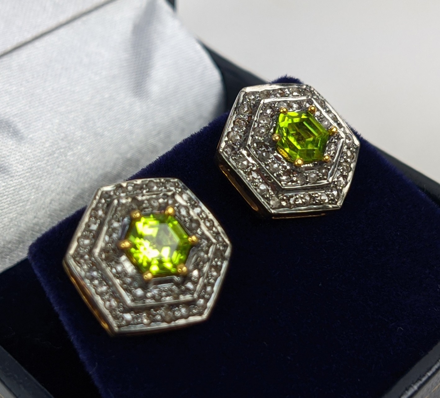 A PAIR OF STUD EARRINGS, silver gilt, hexagonal form, each set with a single peridot, surrounded - Image 3 of 10