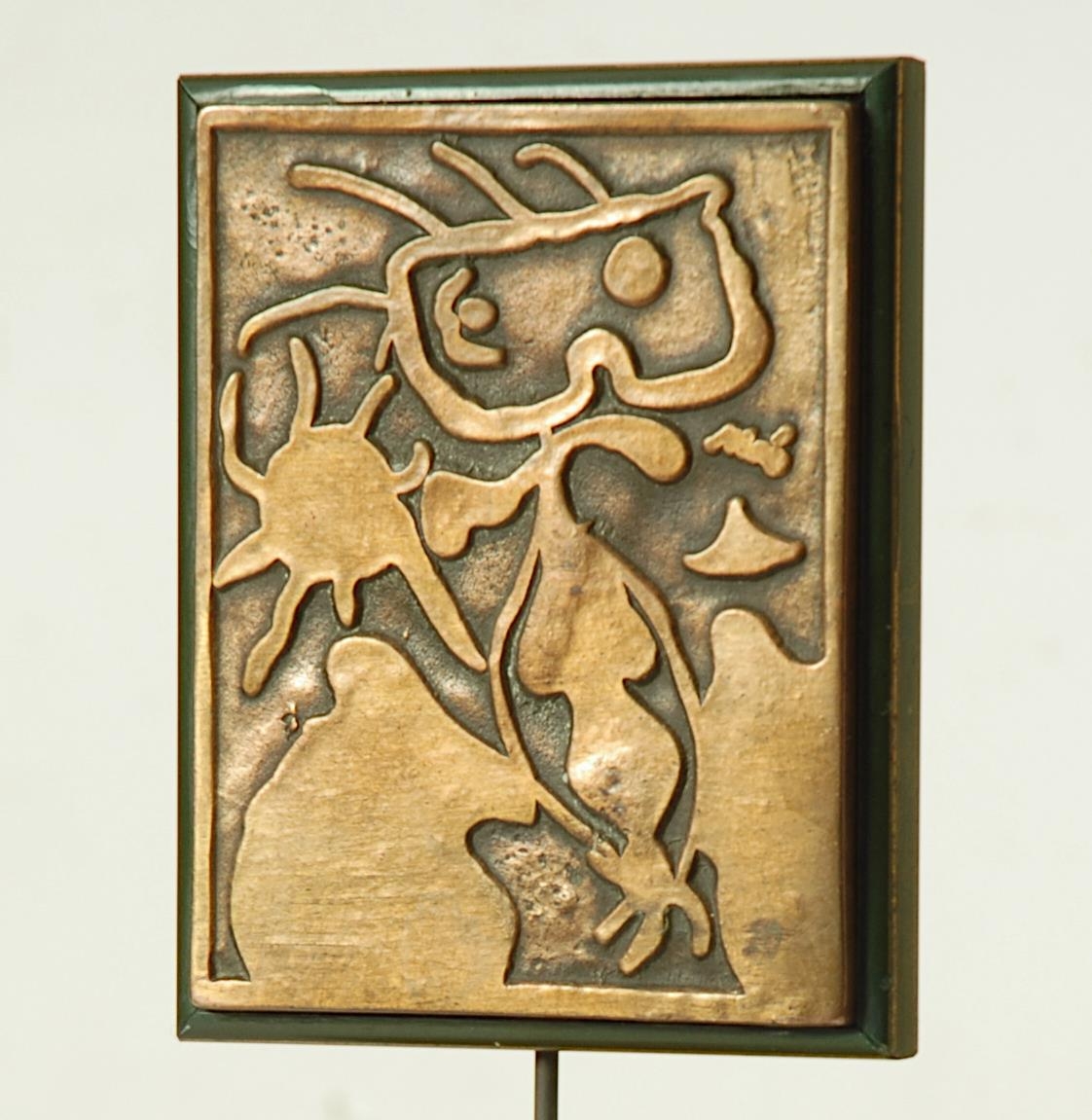 AFTER JOAN MIRO, bronze plaque, mounted onto wooden plinth, personnages, xxe siecle number 4, - Image 2 of 3