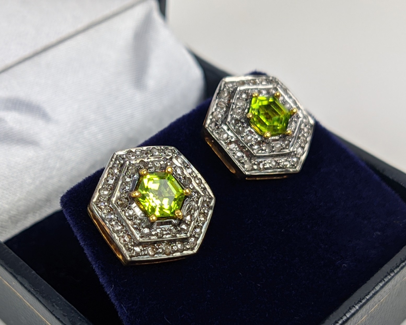 A PAIR OF STUD EARRINGS, silver gilt, hexagonal form, each set with a single peridot, surrounded - Image 4 of 10