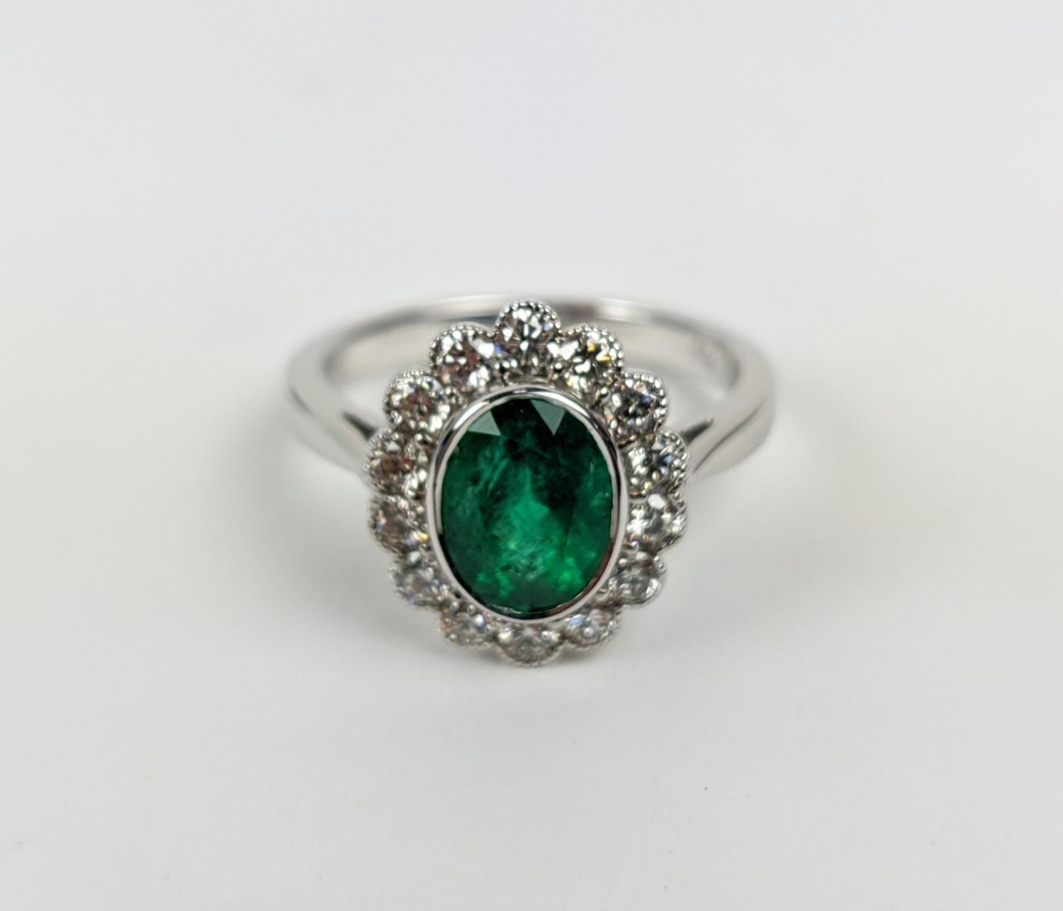 AN 18CT WHITE GOLD EMERALD AND DIAMOND DRESS RING, the central emerald of approximately 1.60 carats, - Bild 5 aus 9