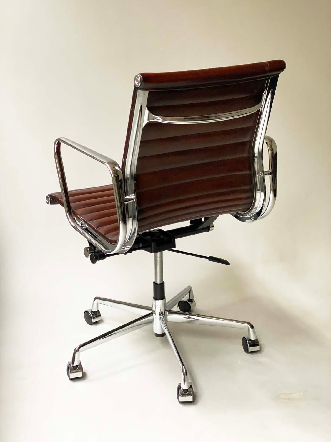 AFTER CHARLES AND RAY EAMES ALUMINIUM GROUP STYLE DESK, with ribbed natural mid brown leather - Image 4 of 9