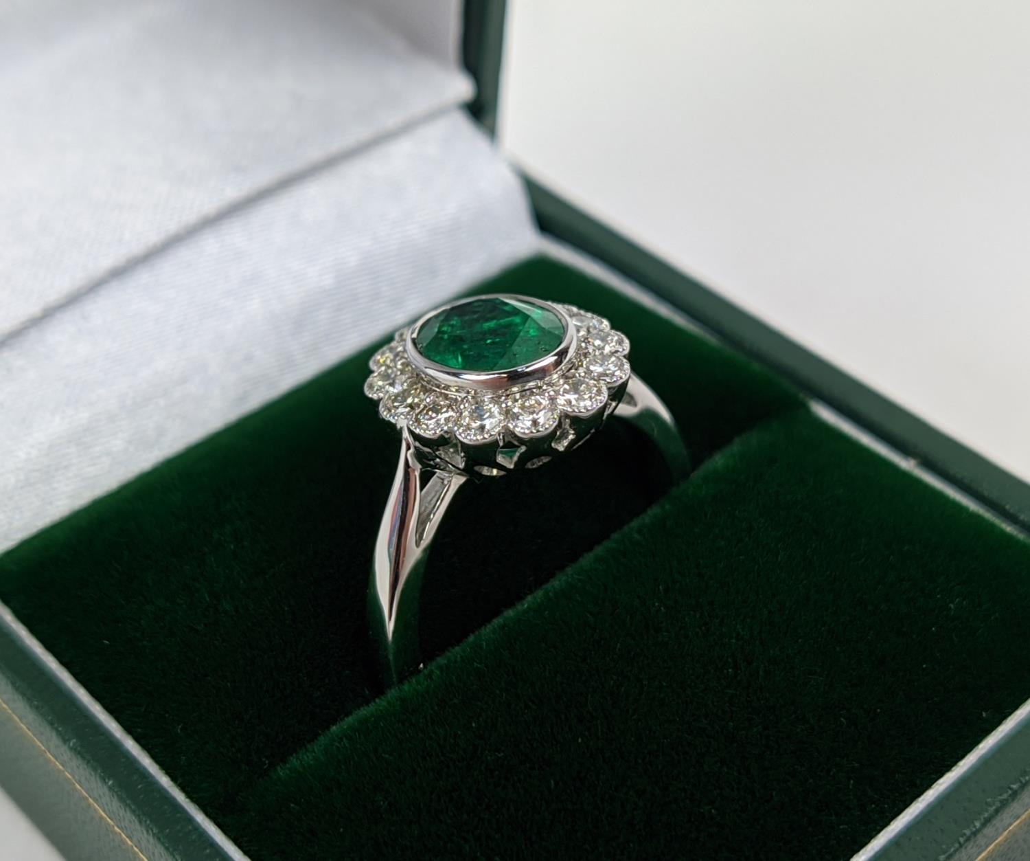 AN 18CT WHITE GOLD EMERALD AND DIAMOND DRESS RING, the central emerald of approximately 1.60 carats, - Bild 3 aus 9