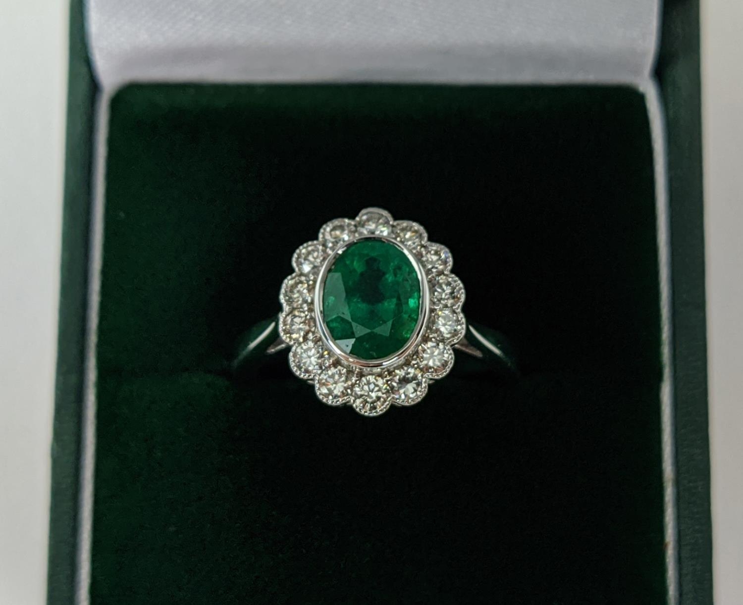 AN 18CT WHITE GOLD EMERALD AND DIAMOND DRESS RING, the central emerald of approximately 1.60 carats, - Bild 2 aus 9