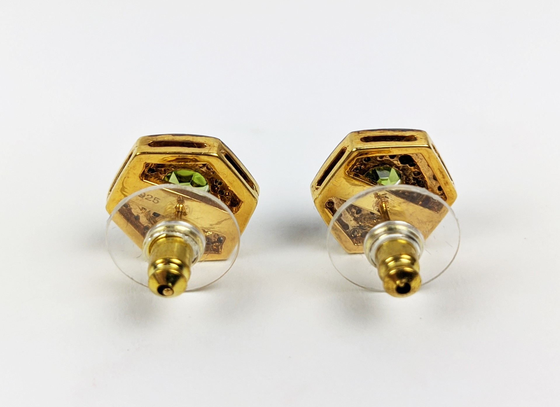 A PAIR OF STUD EARRINGS, silver gilt, hexagonal form, each set with a single peridot, surrounded - Image 9 of 10