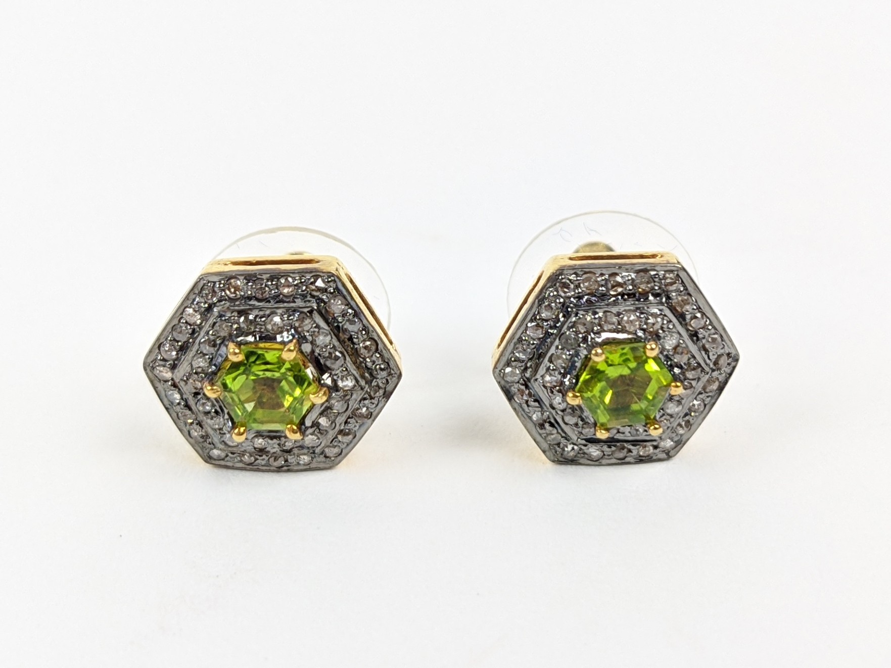 A PAIR OF STUD EARRINGS, silver gilt, hexagonal form, each set with a single peridot, surrounded - Image 6 of 10