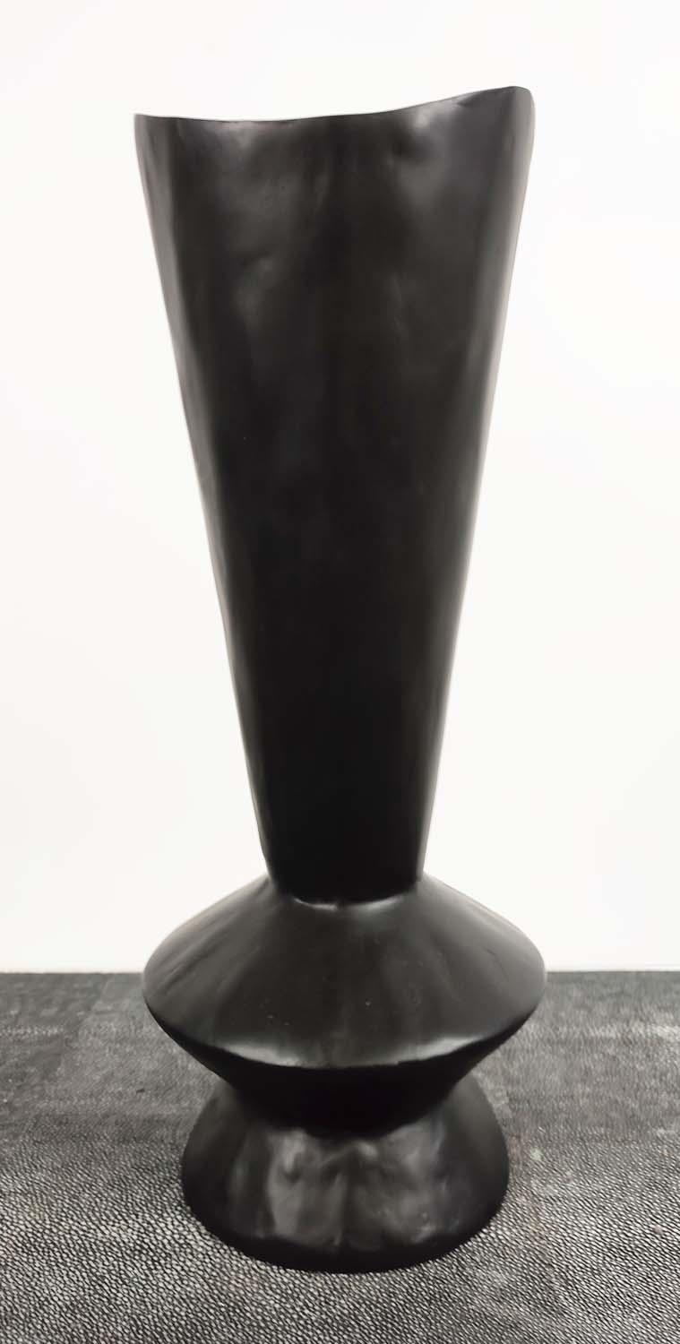 JULIAN CHICHESTER TENAVA VASES, a pair, faux black gesso finish, decorative, not water tight, 36cm H - Bild 3 aus 5