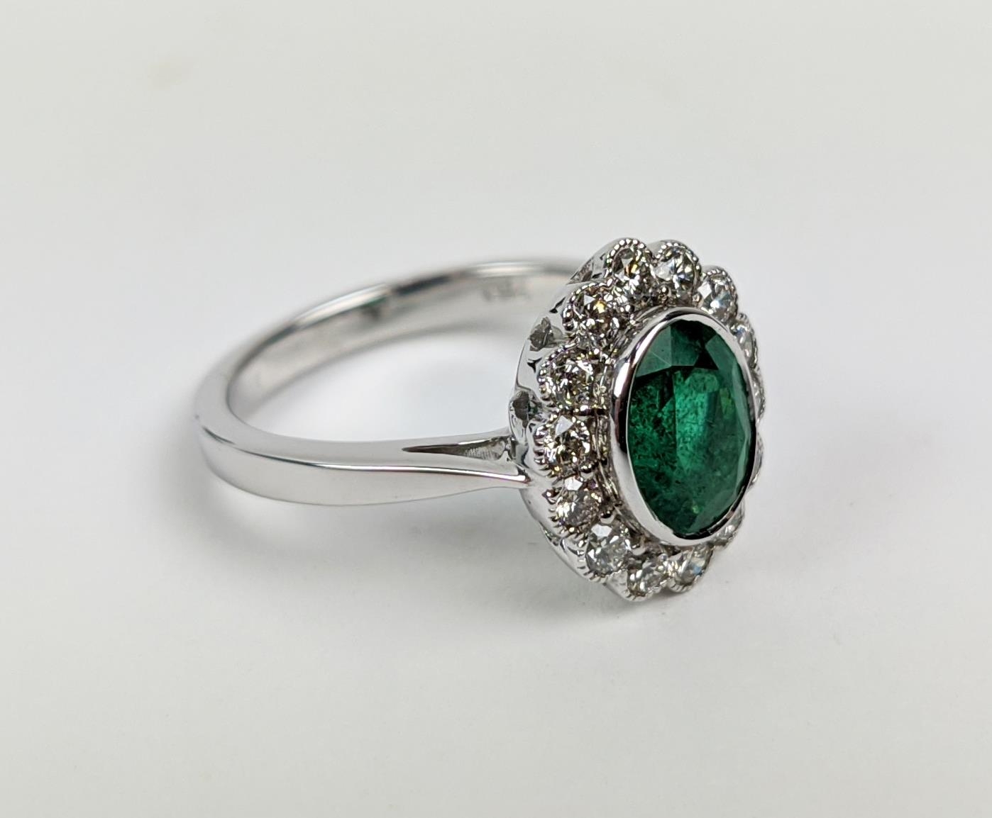 AN 18CT WHITE GOLD EMERALD AND DIAMOND DRESS RING, the central emerald of approximately 1.60 carats, - Bild 6 aus 9