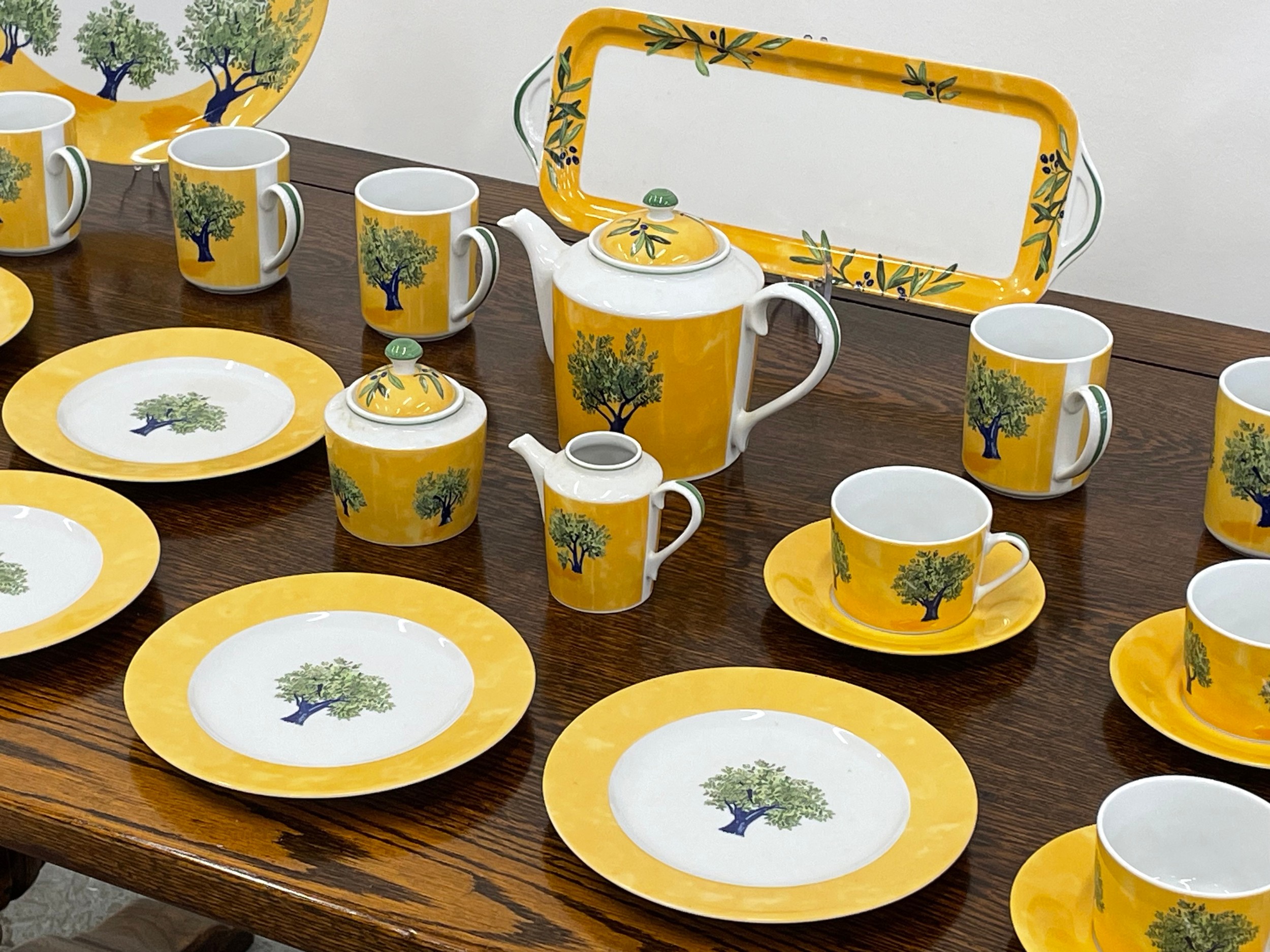 GUY DEGRENNE 'OULIVEIRO' EIGHT PLACE TEA SERVICE, including eight cups and saucers, eight mugs, - Image 7 of 10