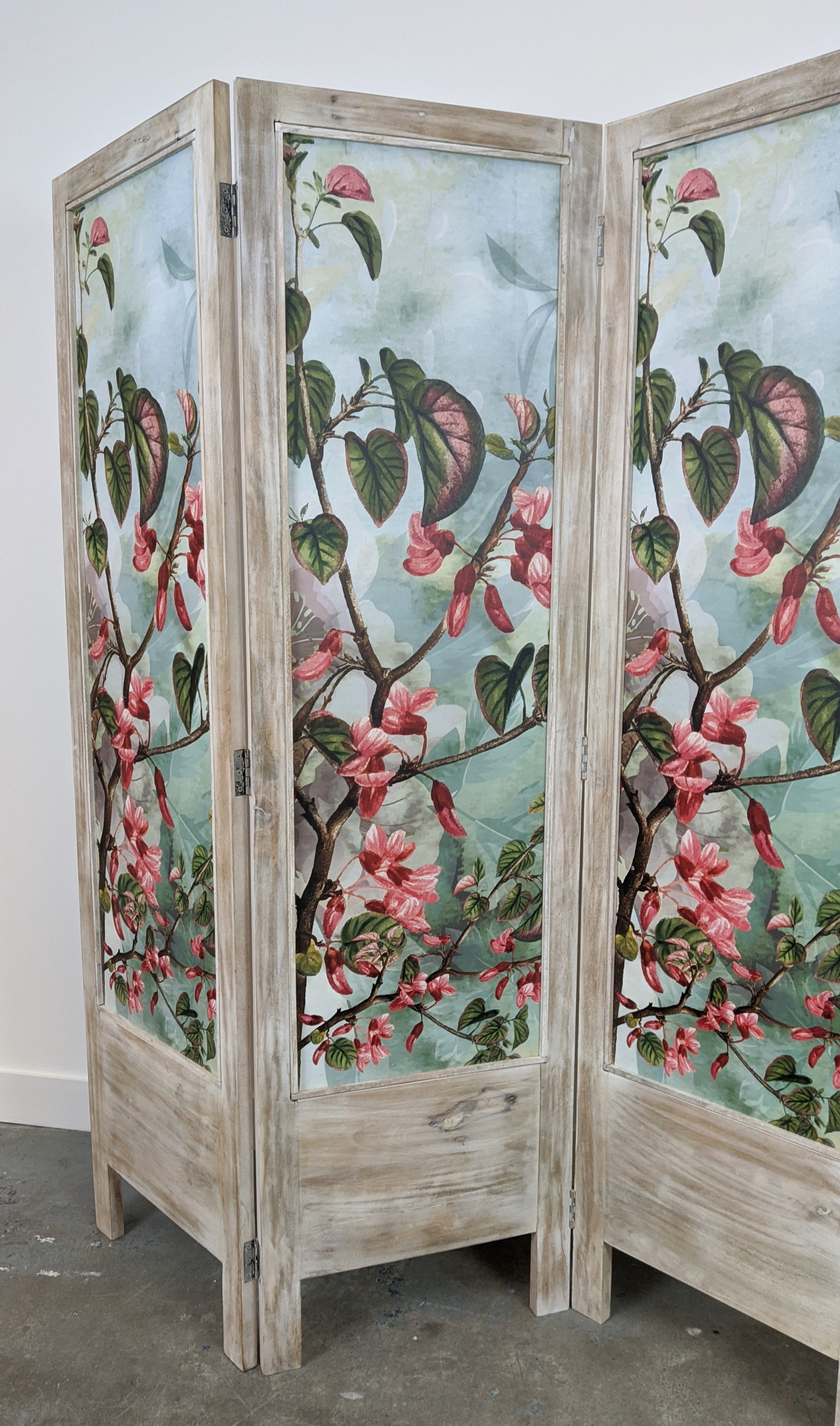 FLOOR SCREEN, four fold, floral and foliate printed design, 183cm x 51cm per panel. - Image 2 of 6