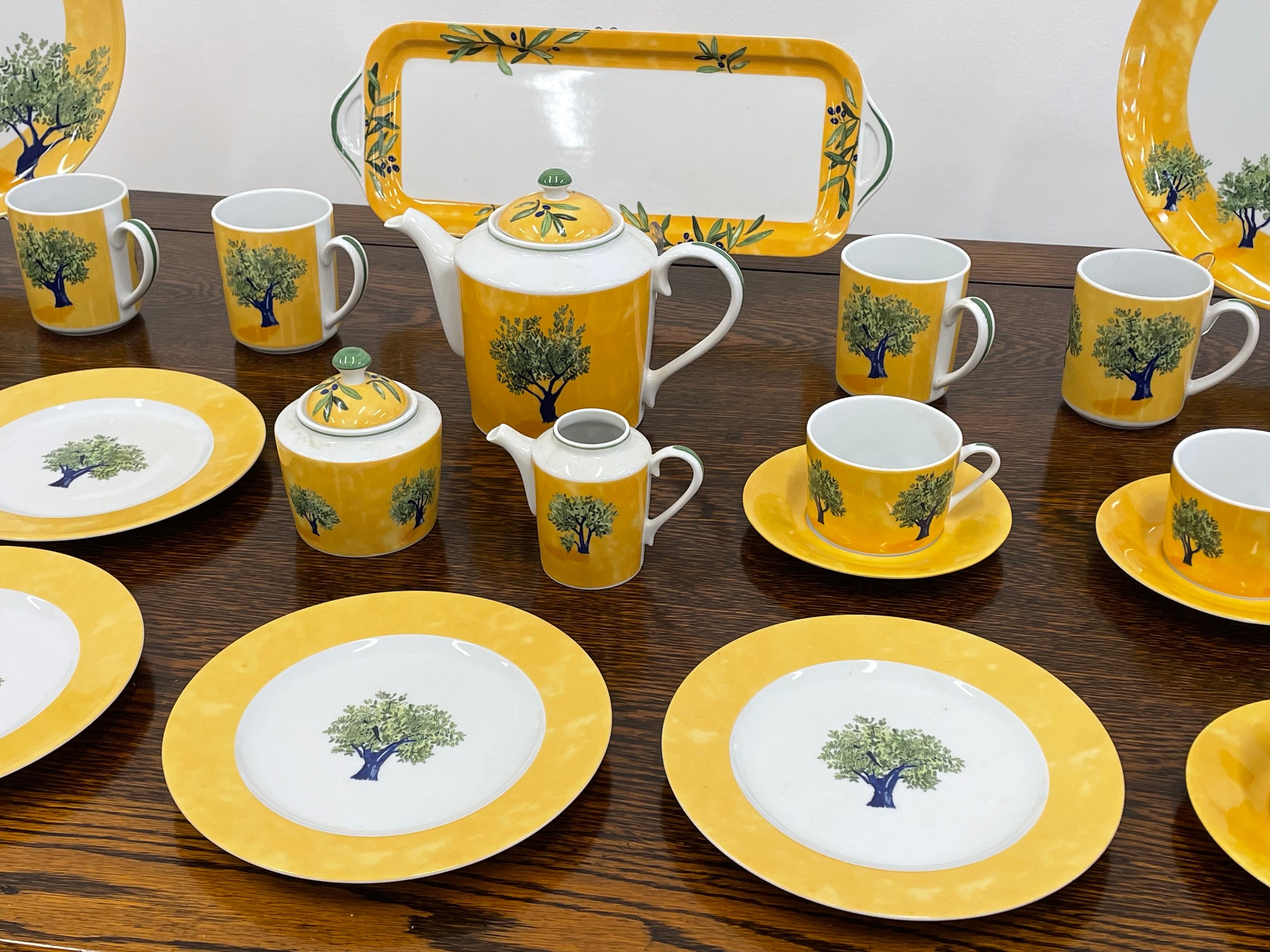 GUY DEGRENNE 'OULIVEIRO' EIGHT PLACE TEA SERVICE, including eight cups and saucers, eight mugs, - Image 9 of 10