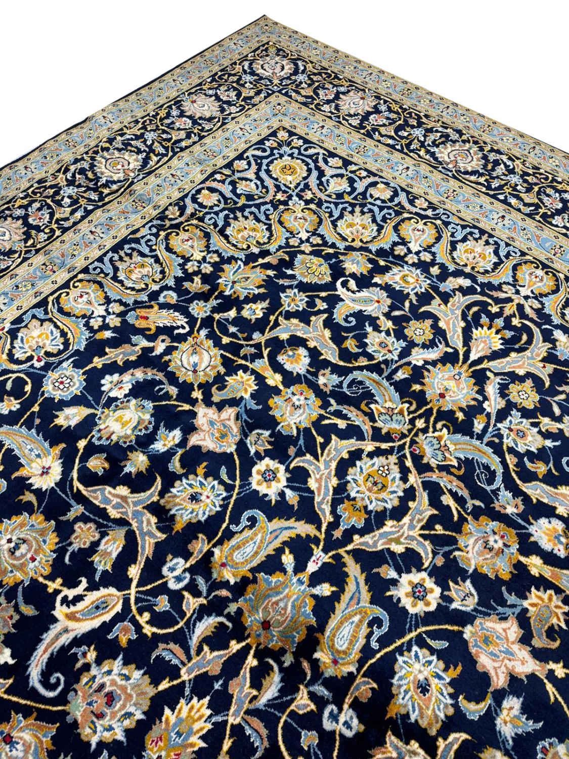 FINE PERSIAN ISPHAHAN DESIGN CARPET, 422cm x 304cm. - Bild 4 aus 7