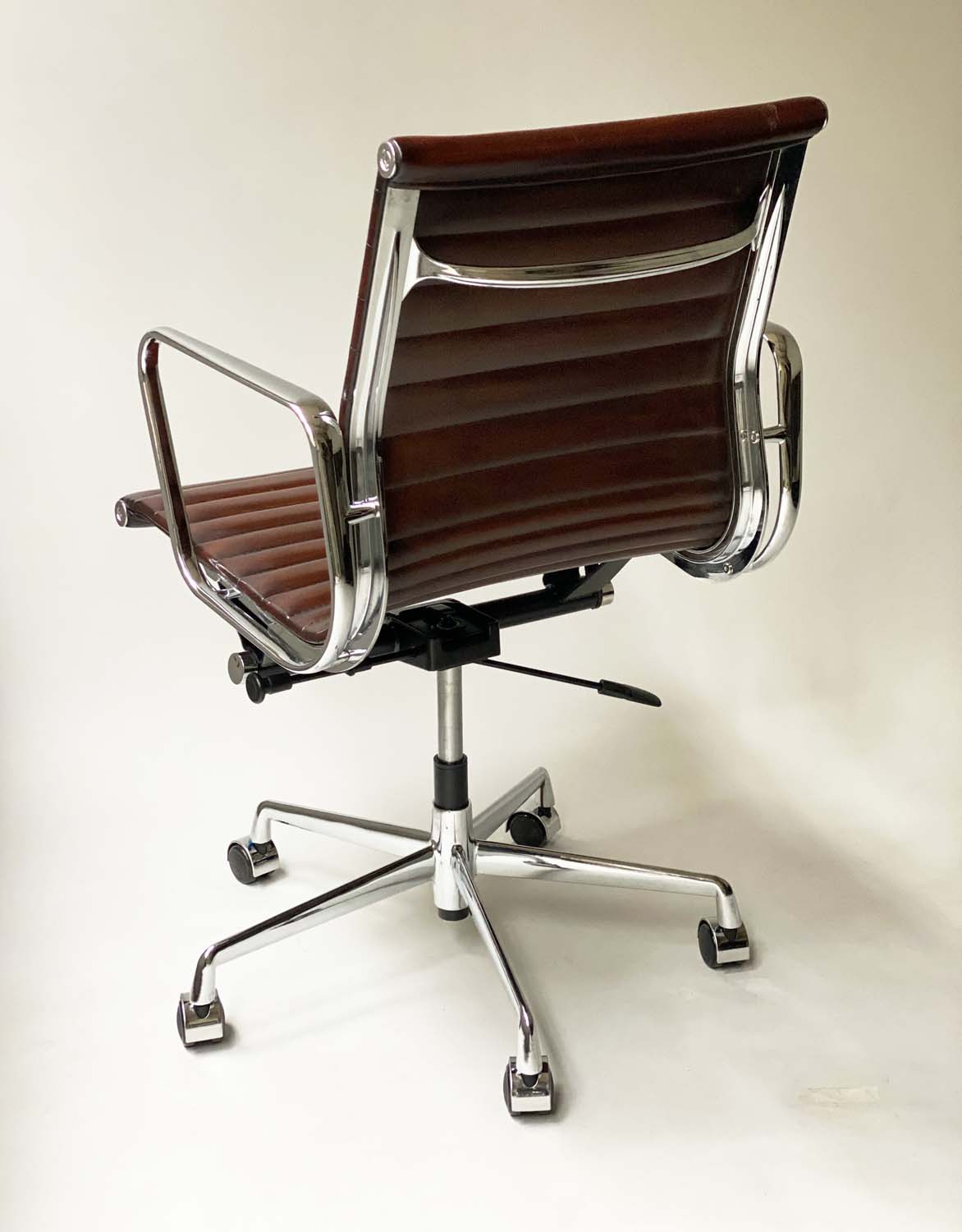 REVOLVING DESK CHAIR, Charles and Ray Eames inspired, with ribbed natural tan leather upholstered - Image 6 of 10