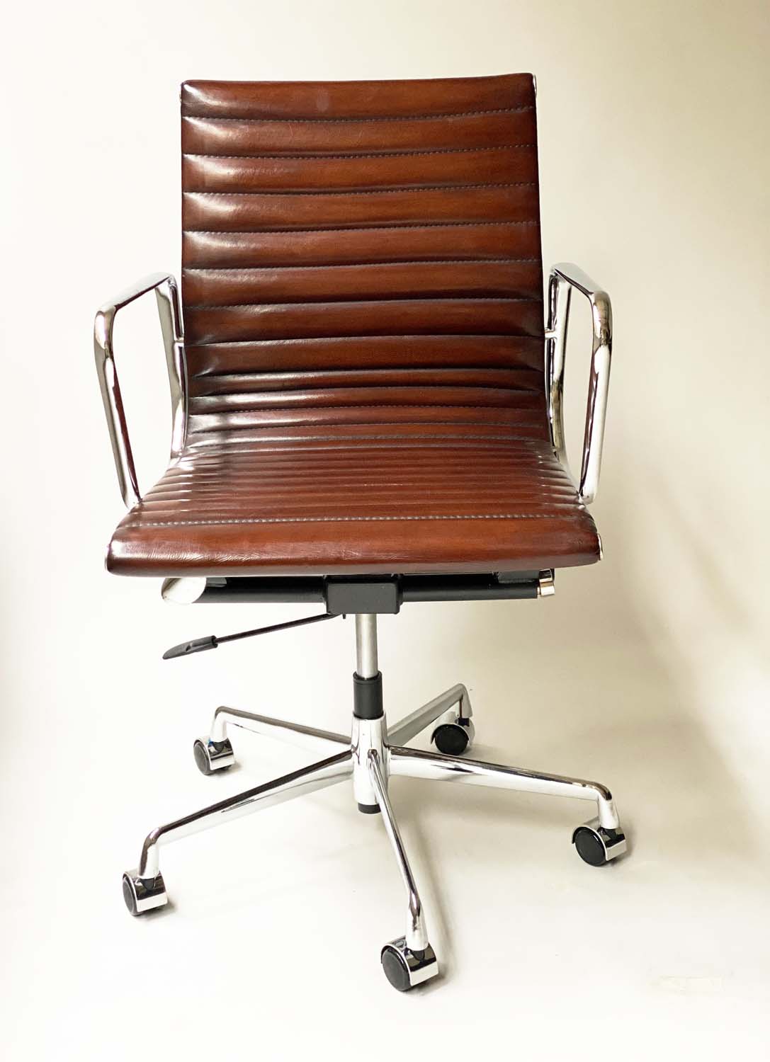 REVOLVING DESK CHAIR, Charles and Ray Eames inspired, with ribbed natural tan leather upholstered - Image 3 of 10