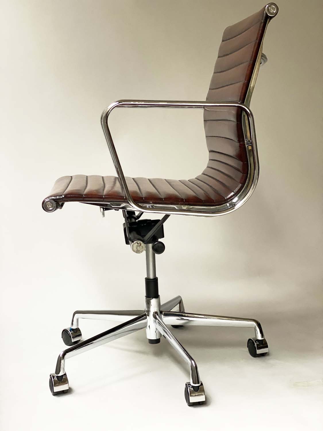 REVOLVING DESK CHAIR, Charles and Ray Eames inspired, with ribbed natural tan leather upholstered - Image 5 of 10