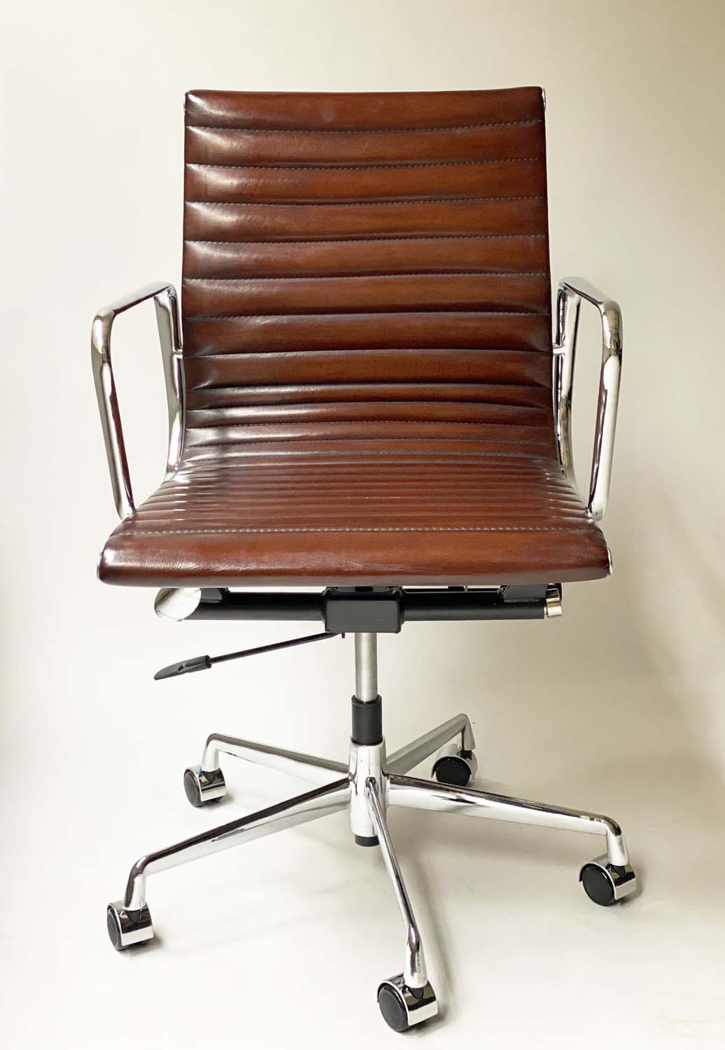 REVOLVING DESK CHAIR, Charles and Ray Eames inspired, with ribbed natural tan leather upholstered - Image 4 of 10