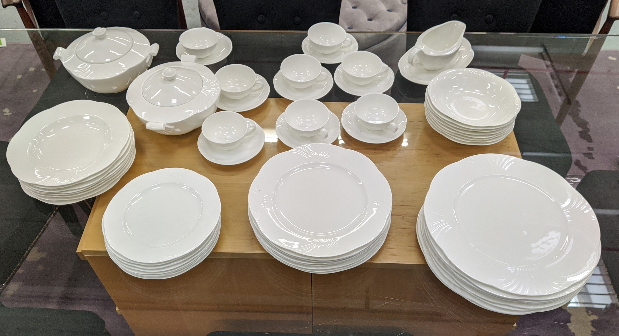 VILLEROY AND BOCH ARCO WEISS DINNER SERVICE, eight place setting comprising, eight dinner plates, - Image 2 of 11