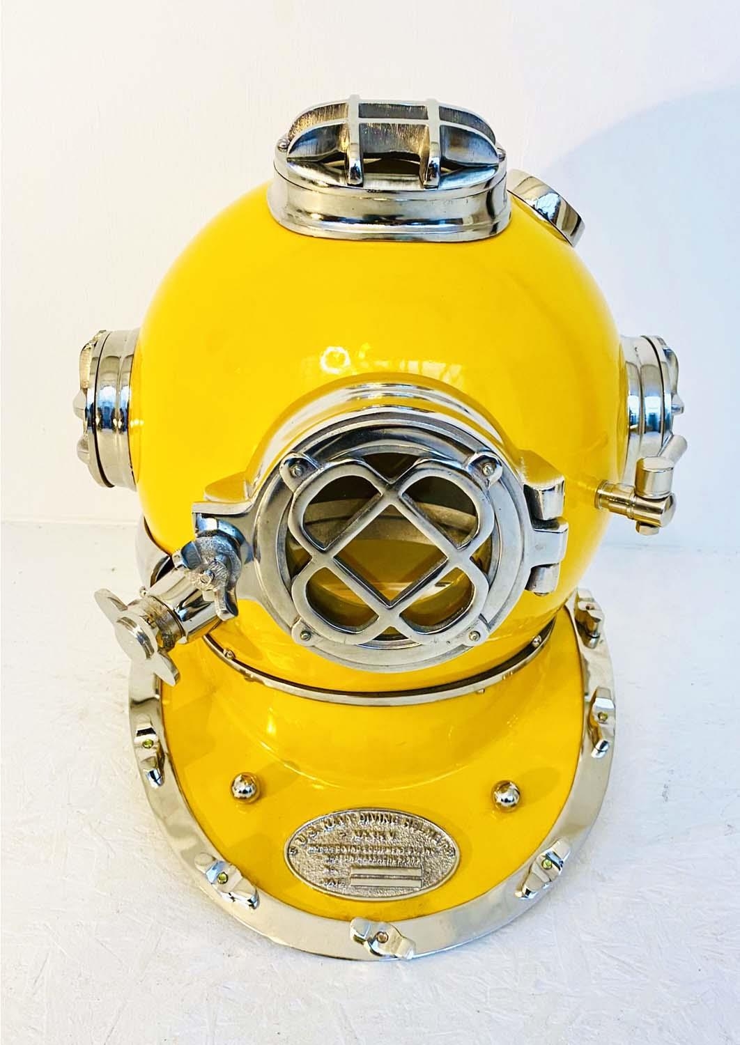 DECORATIVE DIVERS HELMET, reproduction, in a yellow finish, 40cm H. - Image 4 of 4