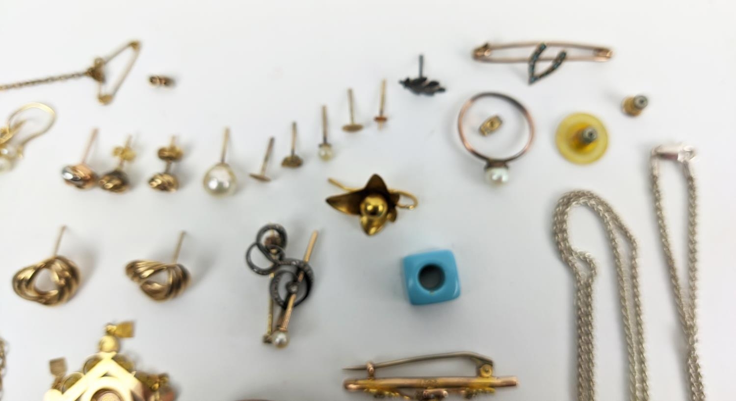 A COLLECTION OF ASSORTED 9CT GOLD AND GILT METAL JEWELLERY, including locket and chain, various - Image 8 of 15