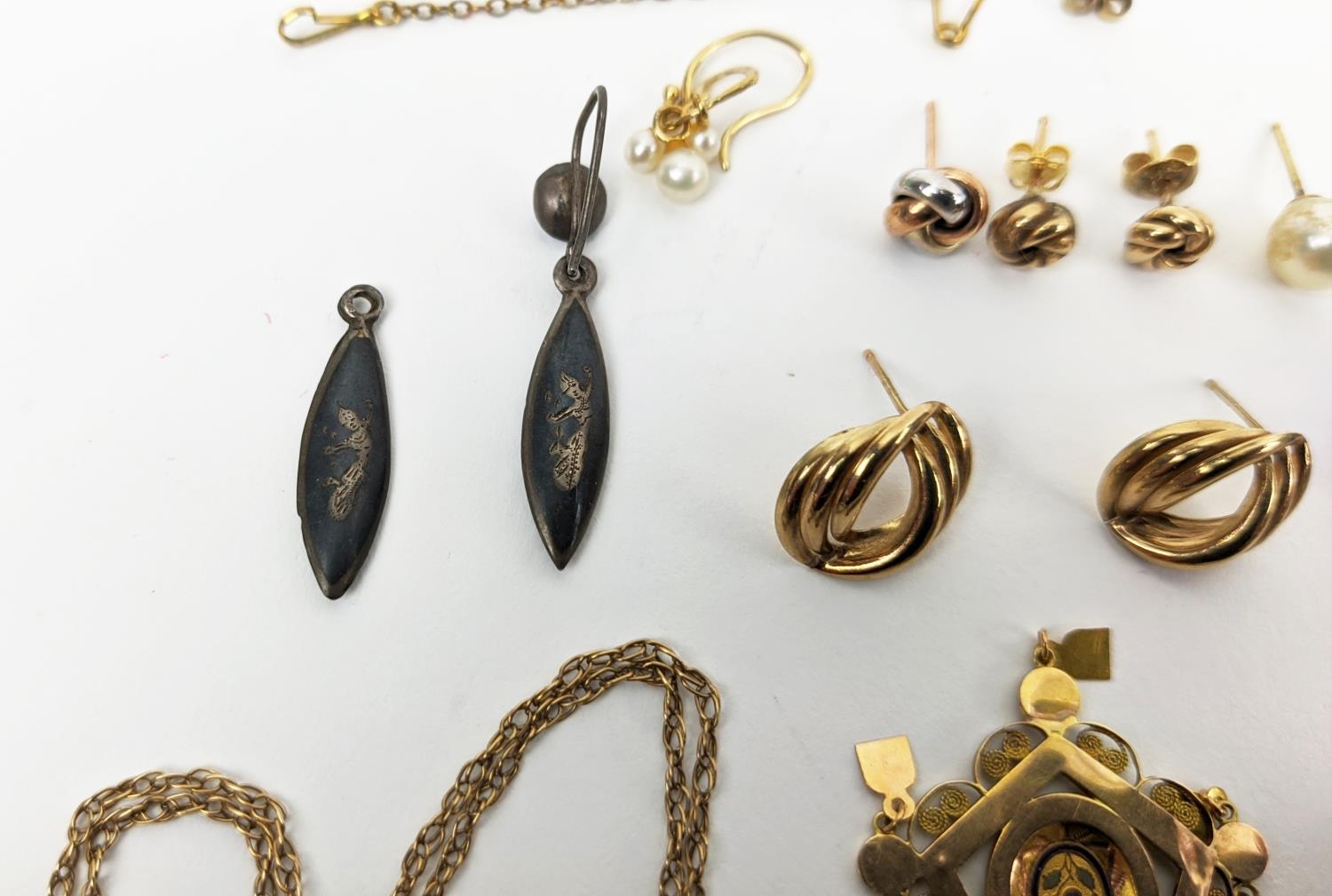 A COLLECTION OF ASSORTED 9CT GOLD AND GILT METAL JEWELLERY, including locket and chain, various - Image 7 of 15