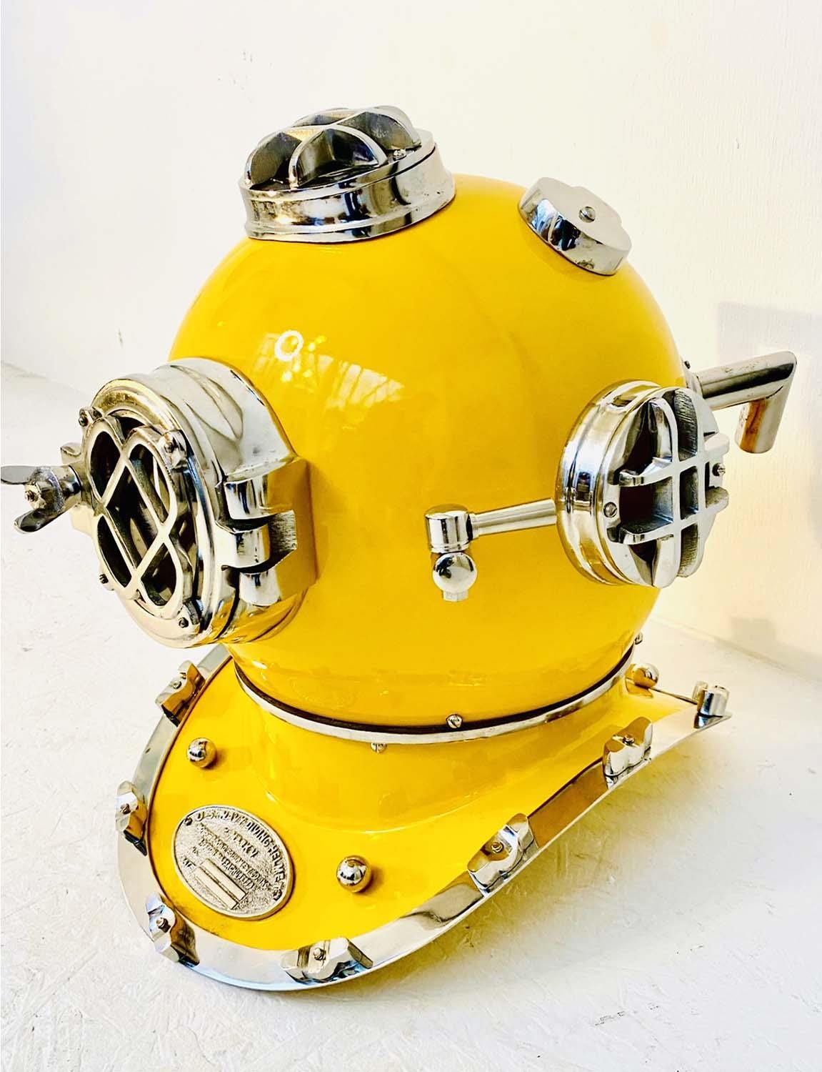 DECORATIVE DIVERS HELMET, reproduction, in a yellow finish, 40cm H. - Image 3 of 4