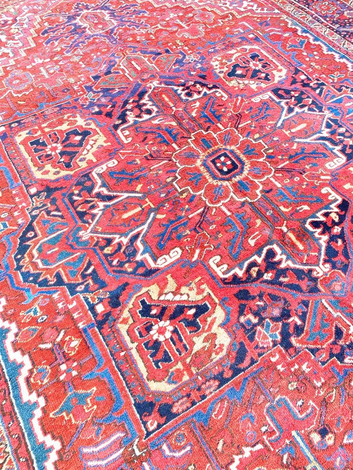 ANTIQUE PERSIAN HERIZ CARPET, 410cm x 299cm. - Image 3 of 7