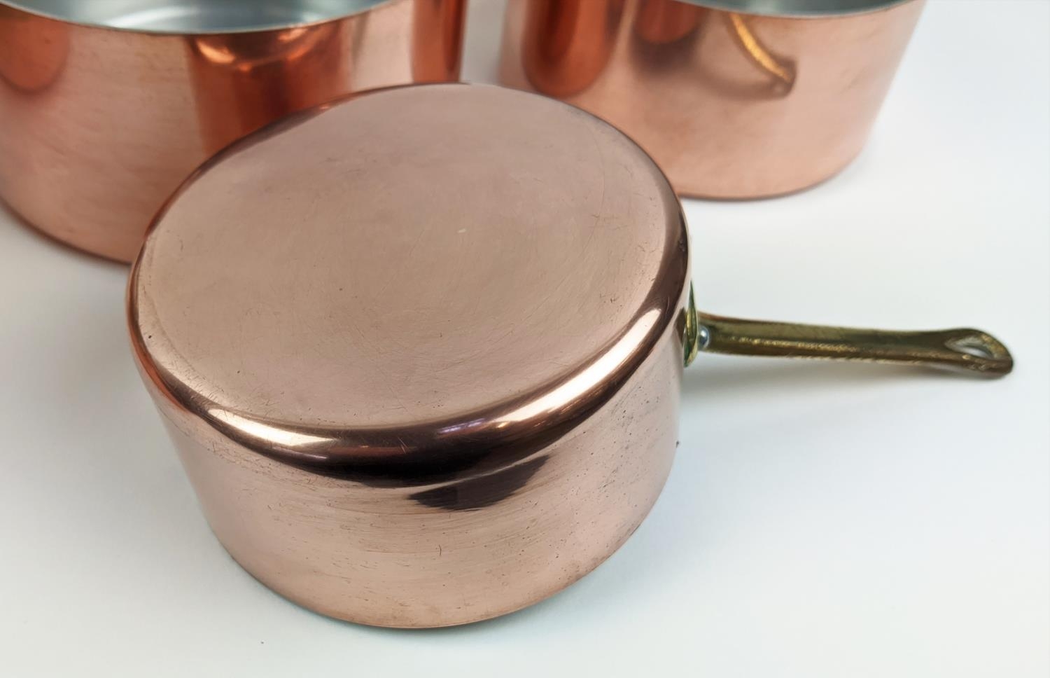 BATTERIE DE CUISINE, a graduated set of twelve, copper pans, with brass handles. (12) - Image 7 of 8