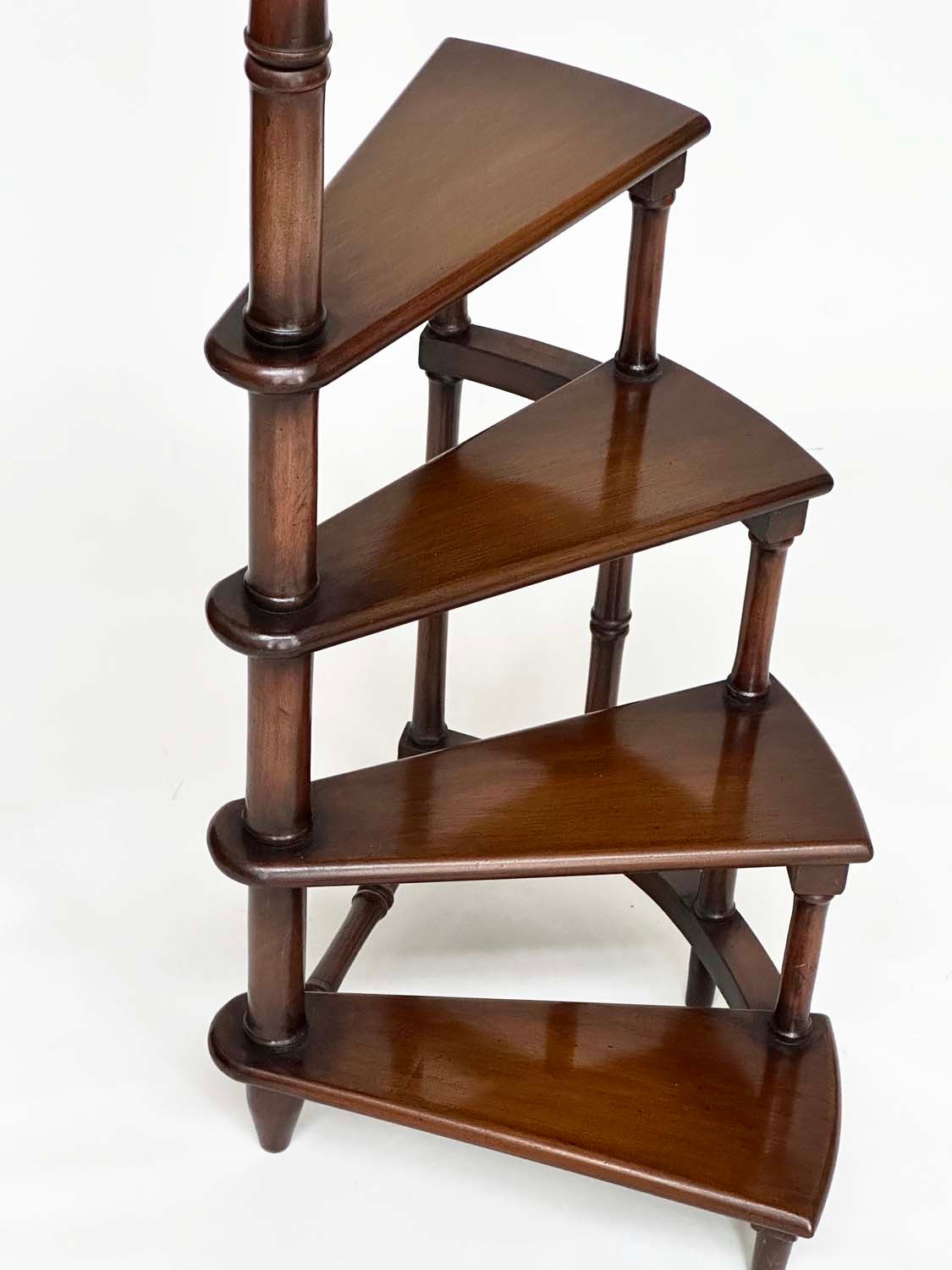 LIBRARY STEPS, a tall set, Georgian style mahogany with four spiral tread steps and brass mounted - Image 6 of 7