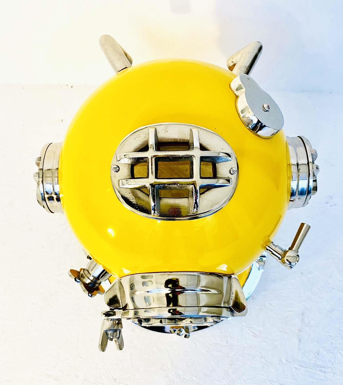 DECORATIVE DIVERS HELMET, reproduction, in a yellow finish, 40cm H. - Image 2 of 4