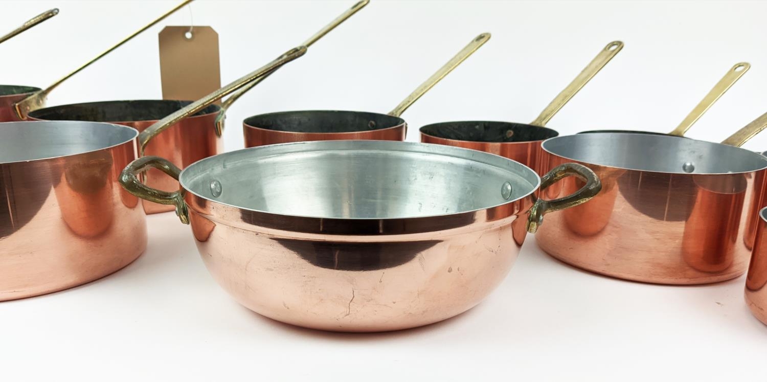 BATTERIE DE CUISINE, a graduated set of twelve, copper pans, with brass handles. (12) - Image 3 of 8