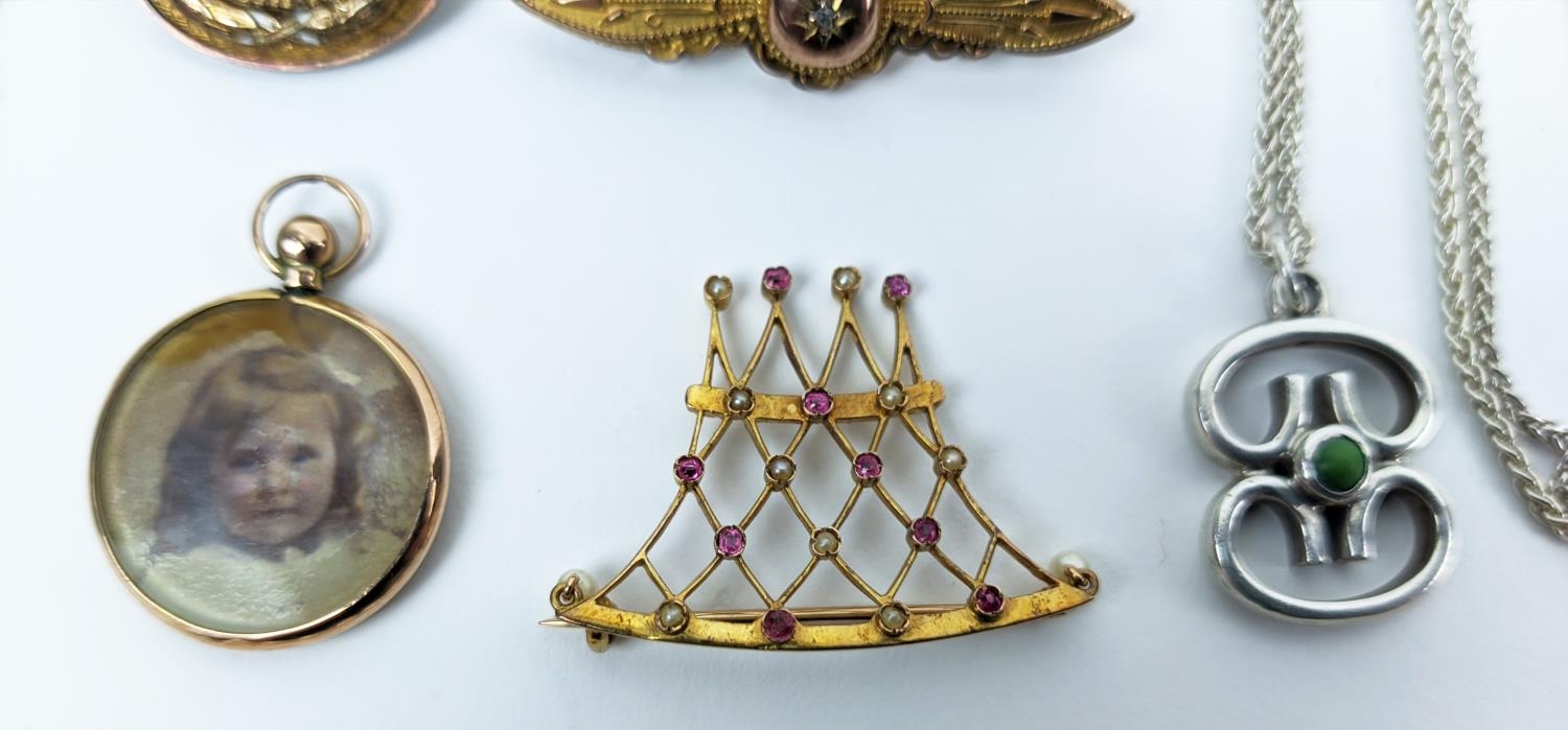 A COLLECTION OF ASSORTED 9CT GOLD AND GILT METAL JEWELLERY, including locket and chain, various - Image 4 of 15