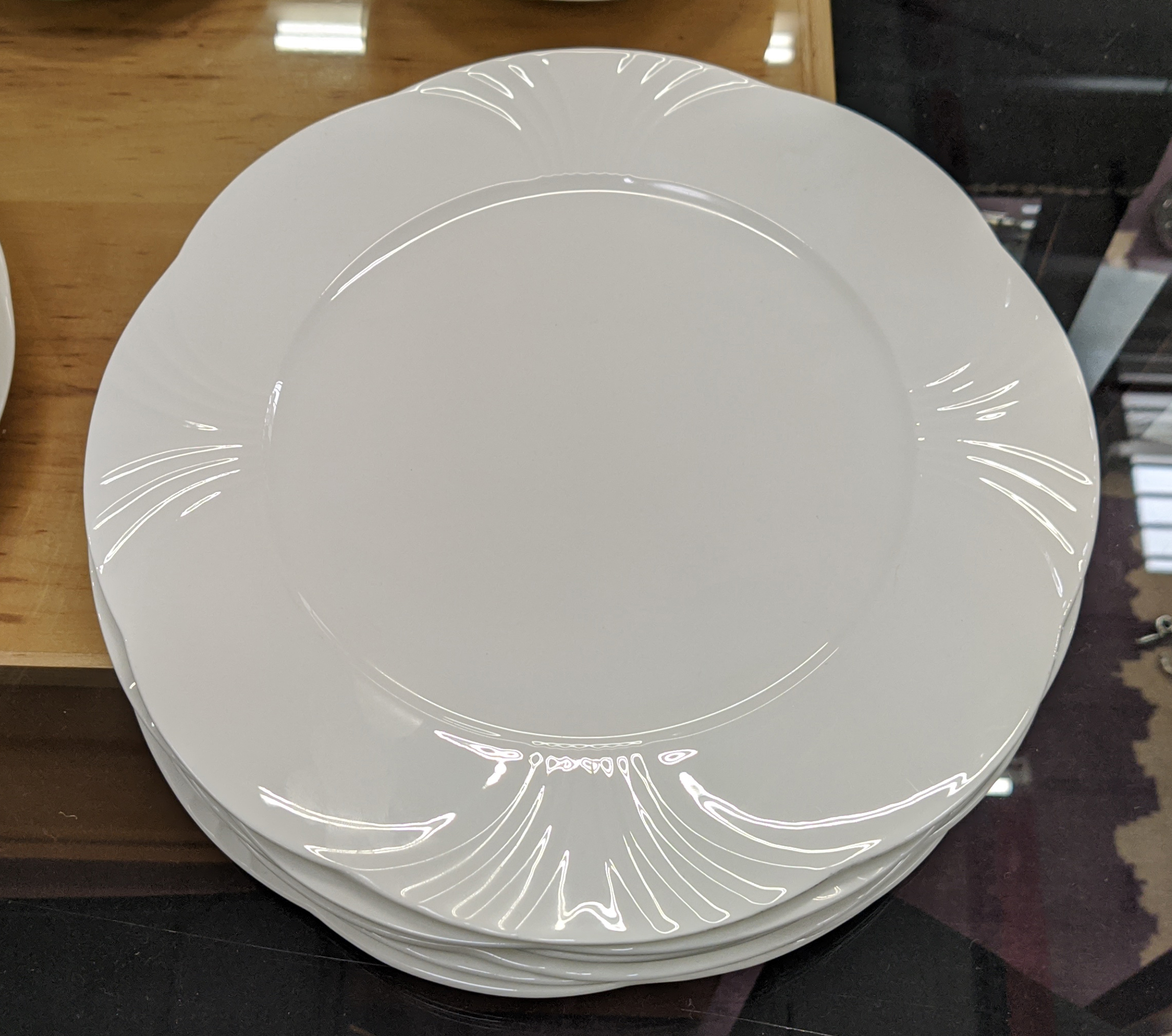 VILLEROY AND BOCH ARCO WEISS DINNER SERVICE, eight place setting comprising, eight dinner plates, - Image 7 of 11