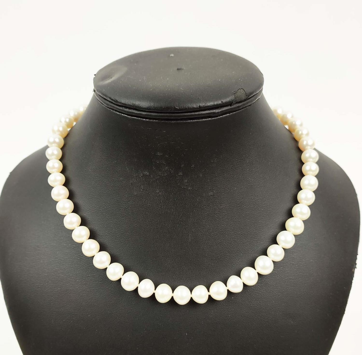 COLLECTION OF JEWELLERY, comprising a single strand cultured pearl necklace, with a 9ct gold lobster - Image 3 of 12