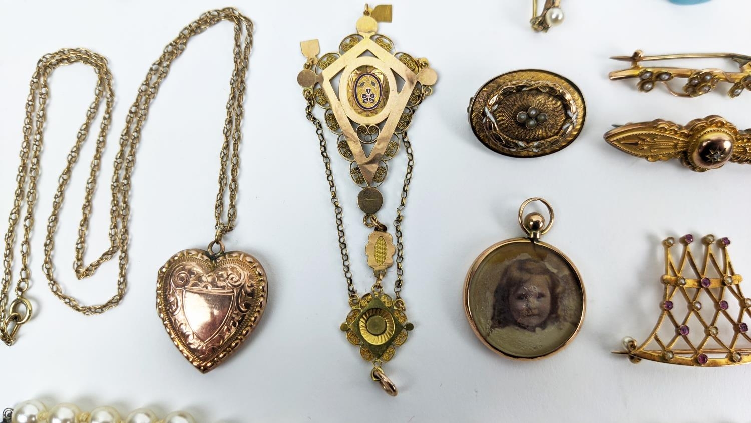 A COLLECTION OF ASSORTED 9CT GOLD AND GILT METAL JEWELLERY, including locket and chain, various - Image 3 of 15