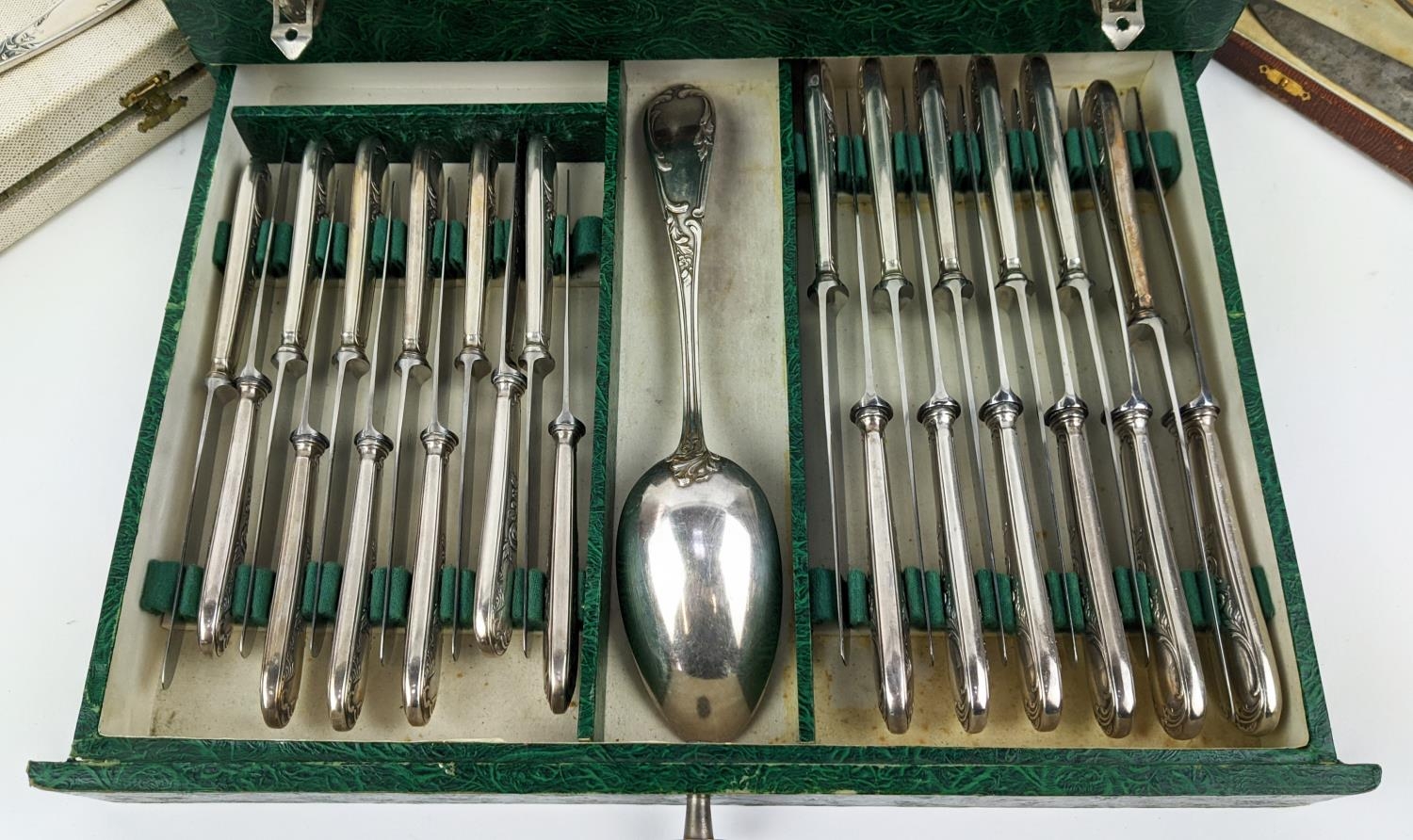 A CANTEEN OF CUTLERY, silver plated, comprising twelve place settings, green case plus carving - Image 5 of 12