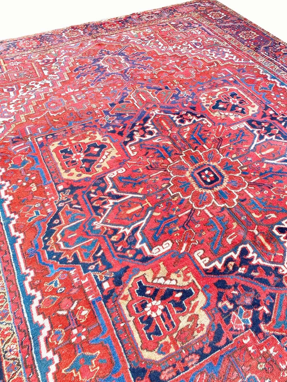 ANTIQUE PERSIAN HERIZ CARPET, 410cm x 299cm. - Image 6 of 7