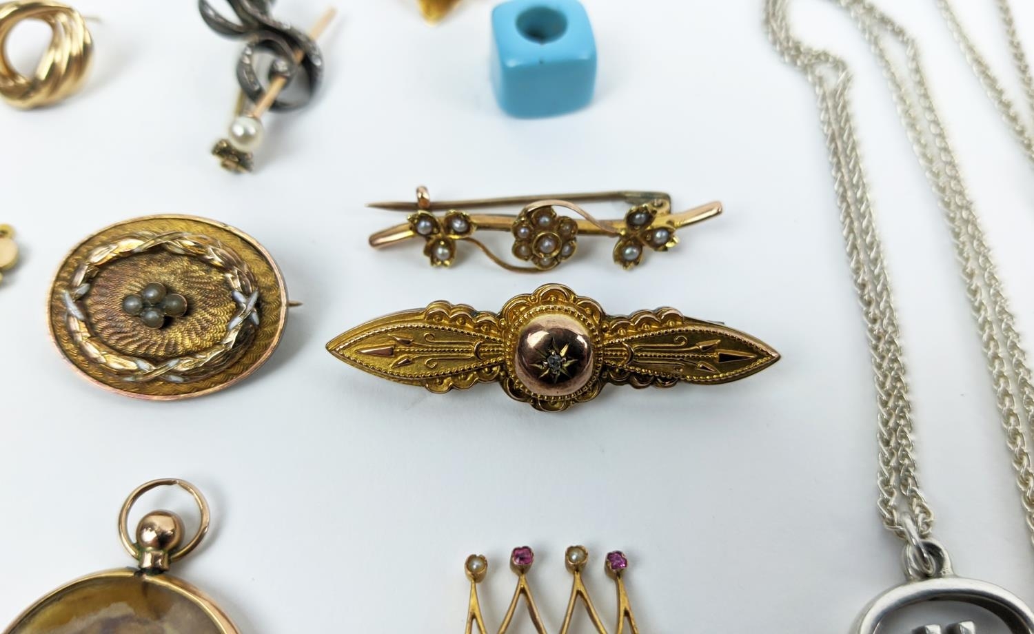 A COLLECTION OF ASSORTED 9CT GOLD AND GILT METAL JEWELLERY, including locket and chain, various - Image 5 of 15