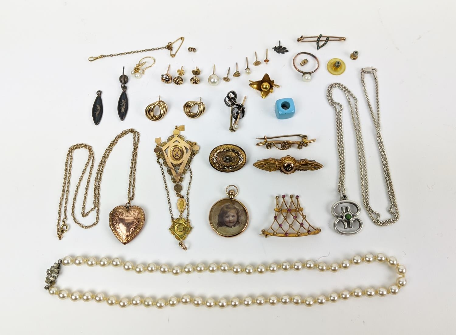A COLLECTION OF ASSORTED 9CT GOLD AND GILT METAL JEWELLERY, including locket and chain, various