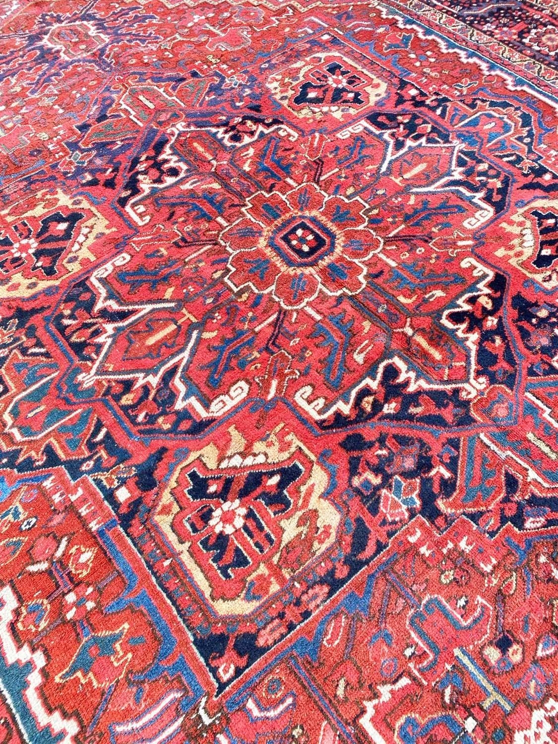 ANTIQUE PERSIAN HERIZ CARPET, 410cm x 299cm. - Image 2 of 7
