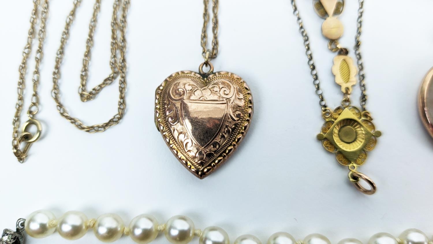 A COLLECTION OF ASSORTED 9CT GOLD AND GILT METAL JEWELLERY, including locket and chain, various - Image 11 of 15