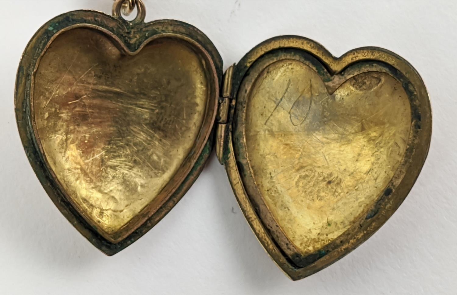 A COLLECTION OF ASSORTED 9CT GOLD AND GILT METAL JEWELLERY, including locket and chain, various - Image 14 of 15