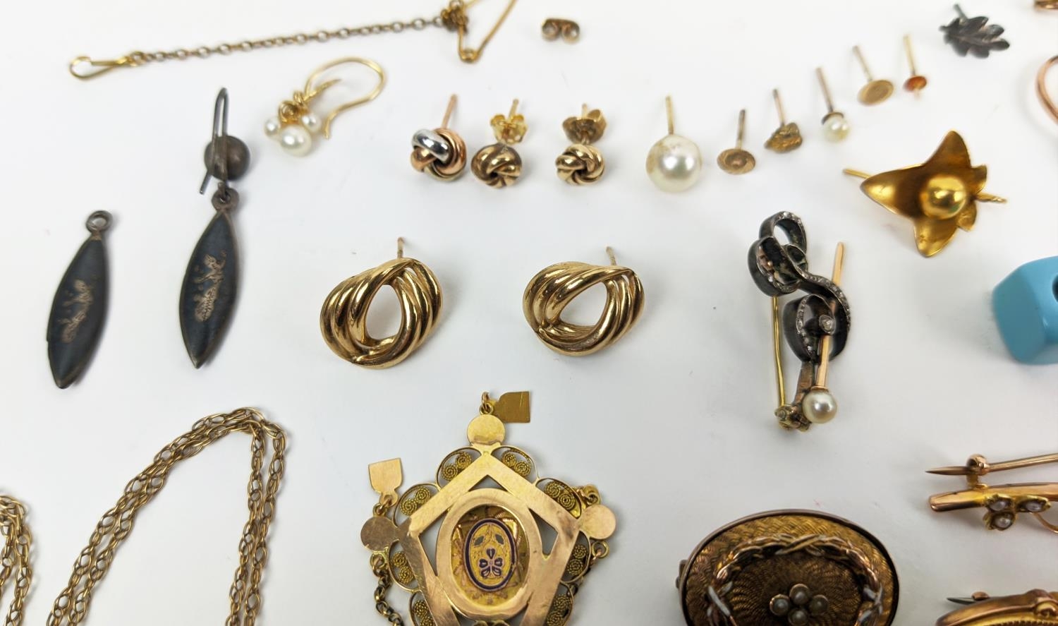 A COLLECTION OF ASSORTED 9CT GOLD AND GILT METAL JEWELLERY, including locket and chain, various - Image 6 of 15