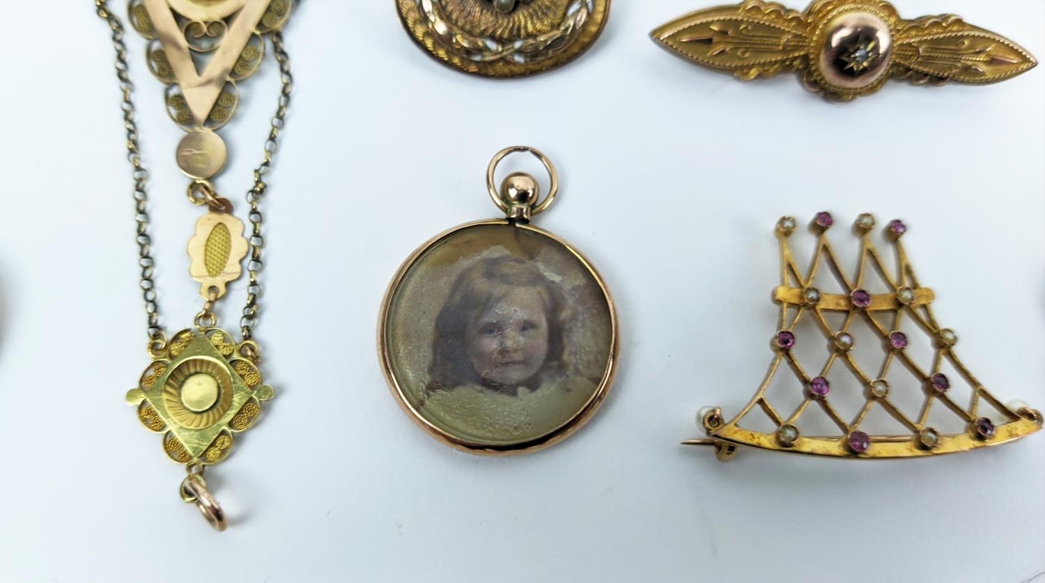A COLLECTION OF ASSORTED 9CT GOLD AND GILT METAL JEWELLERY, including locket and chain, various - Image 2 of 15