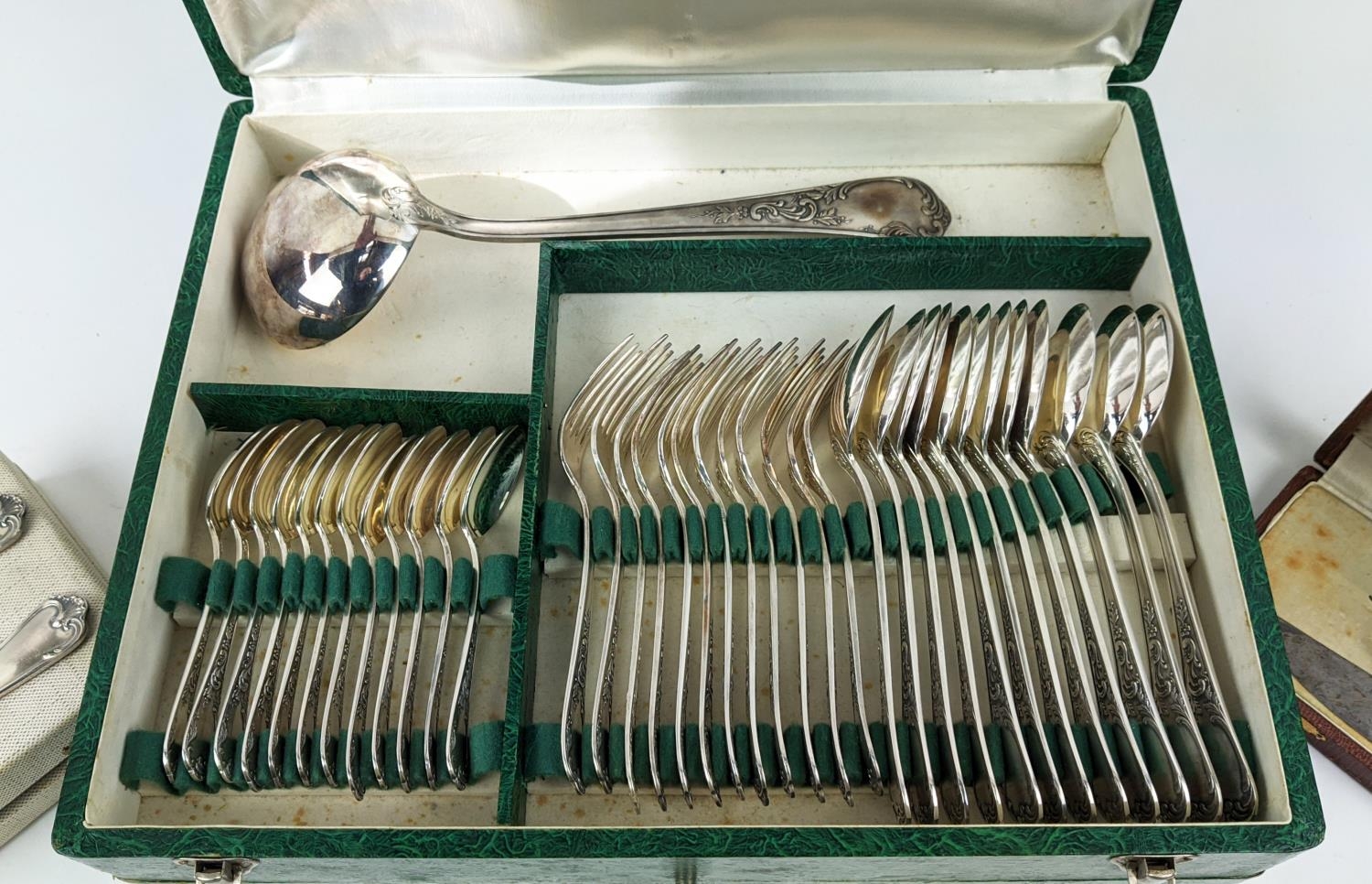 A CANTEEN OF CUTLERY, silver plated, comprising twelve place settings, green case plus carving - Image 2 of 12